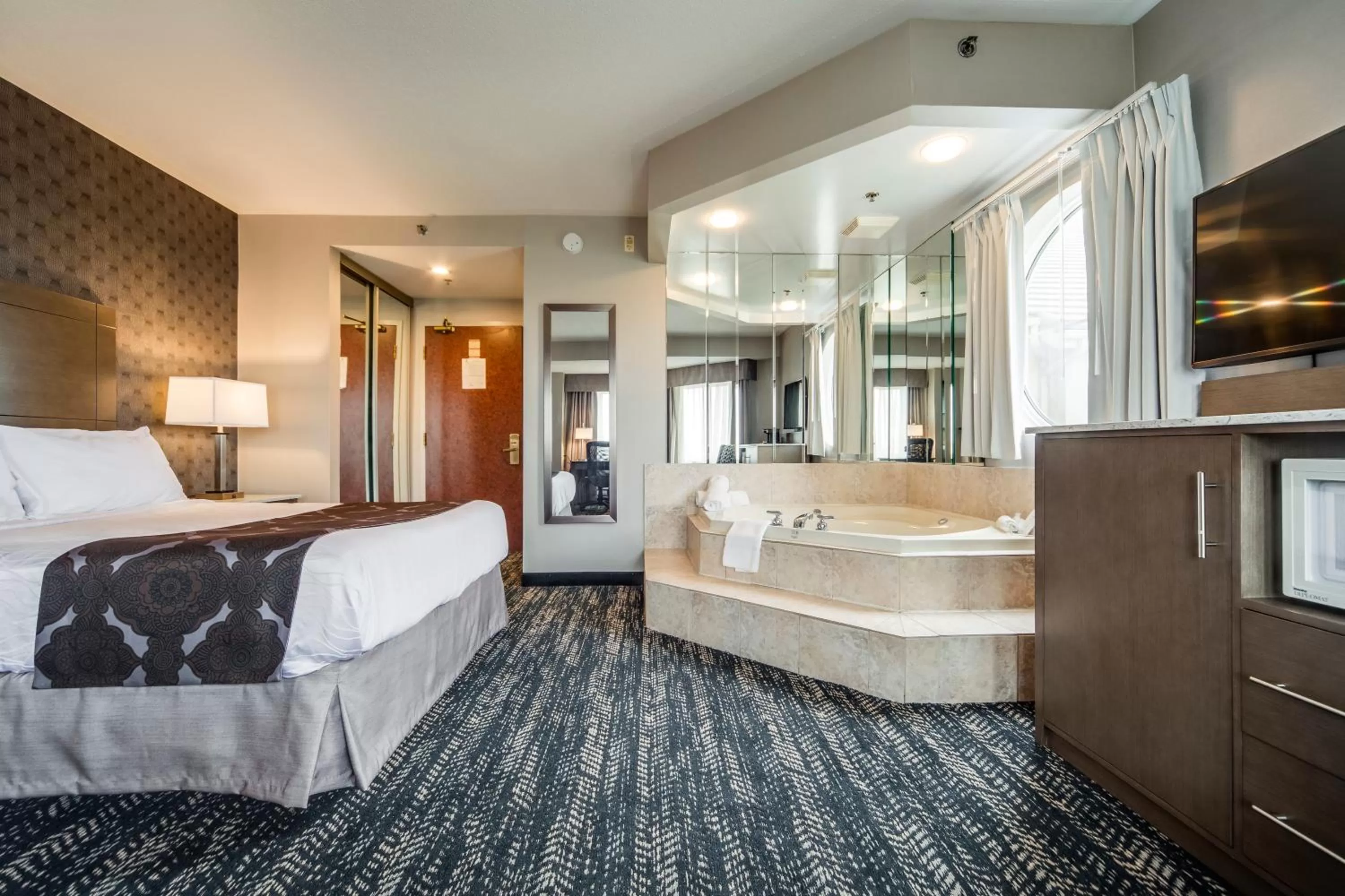 Photo of the whole room, Bed in Monte Carlo Inn Brampton