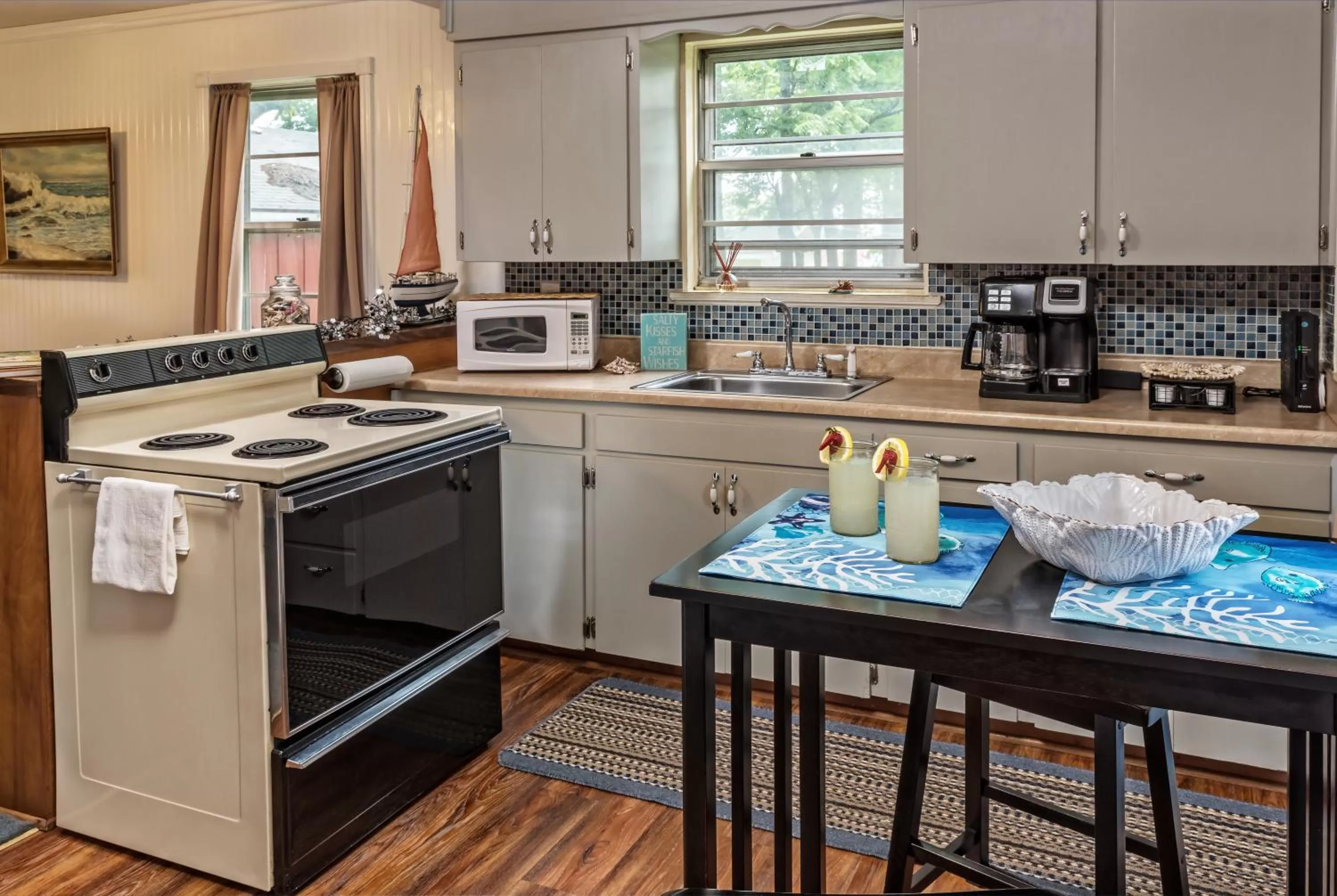 Kitchen or kitchenette in Silver Heart Inn & Cottages