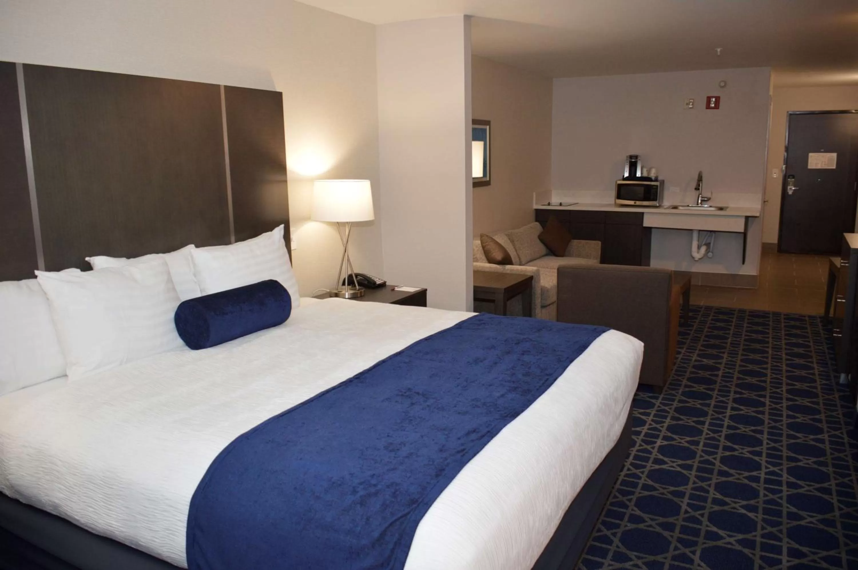 Photo of the whole room, Bed in Best Western Plus Longview – University Hotel