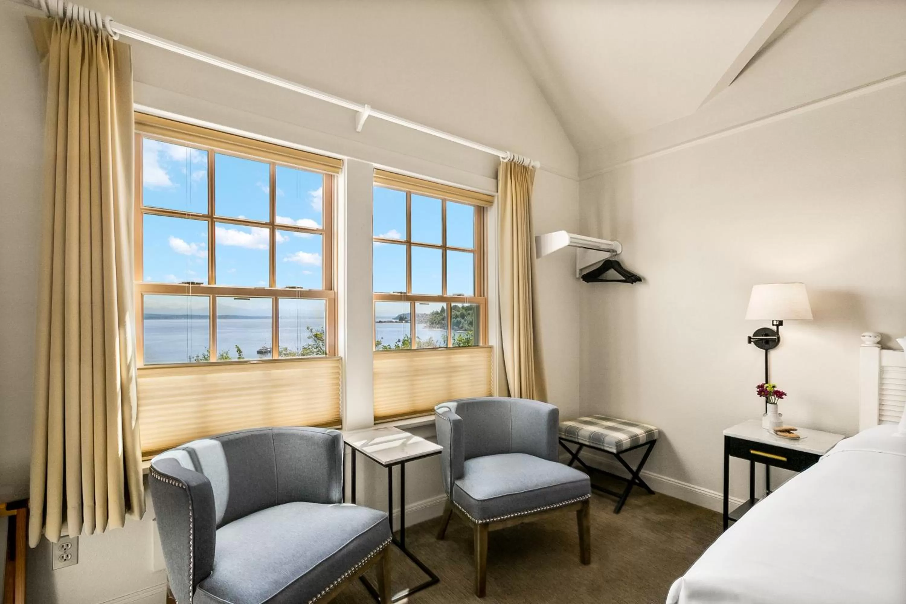 Seating area, Bed in Saratoga Inn