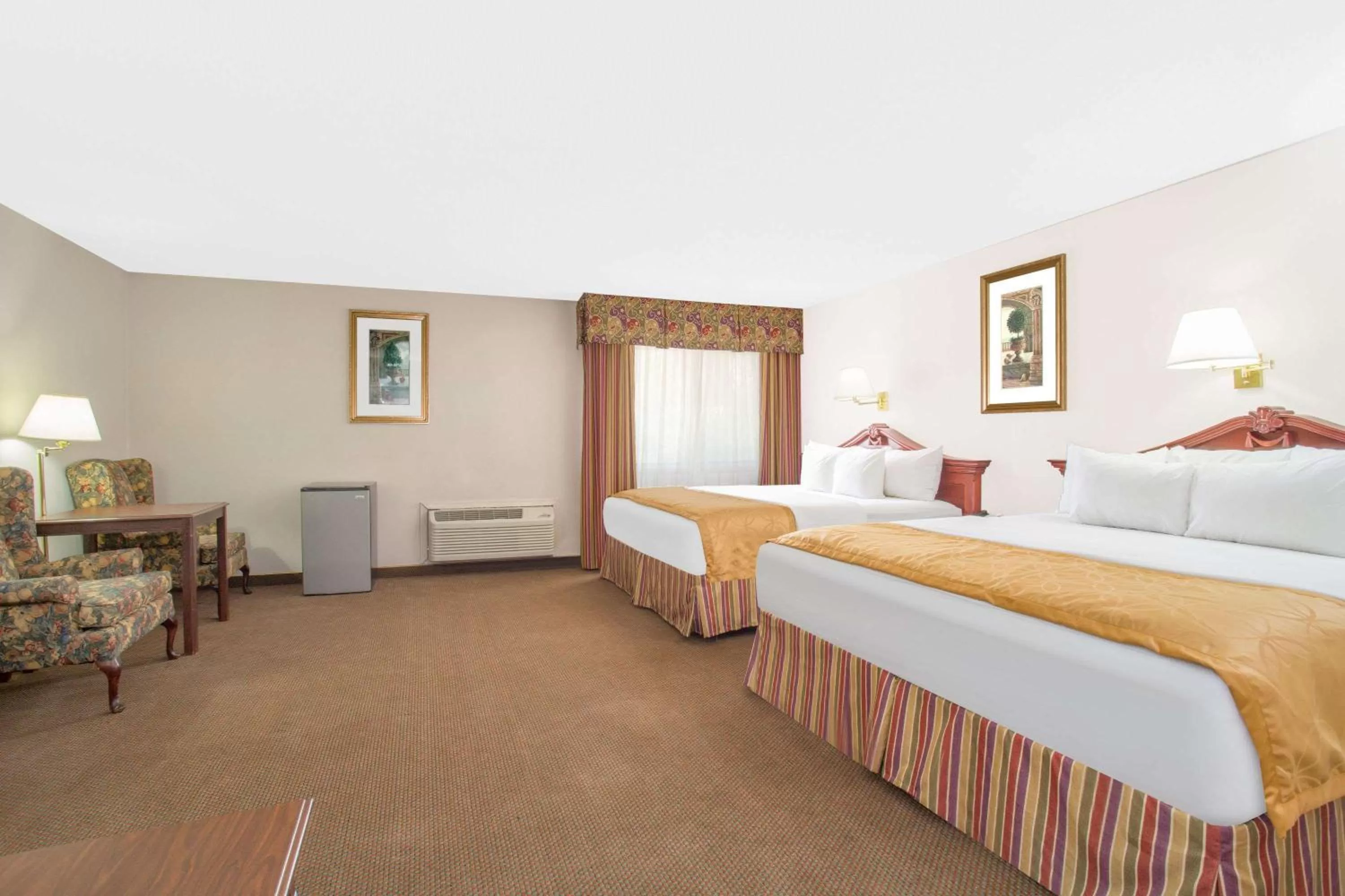 Photo of the whole room, Bed in Days Inn & Suites by Wyndham Red Rock-Gallup