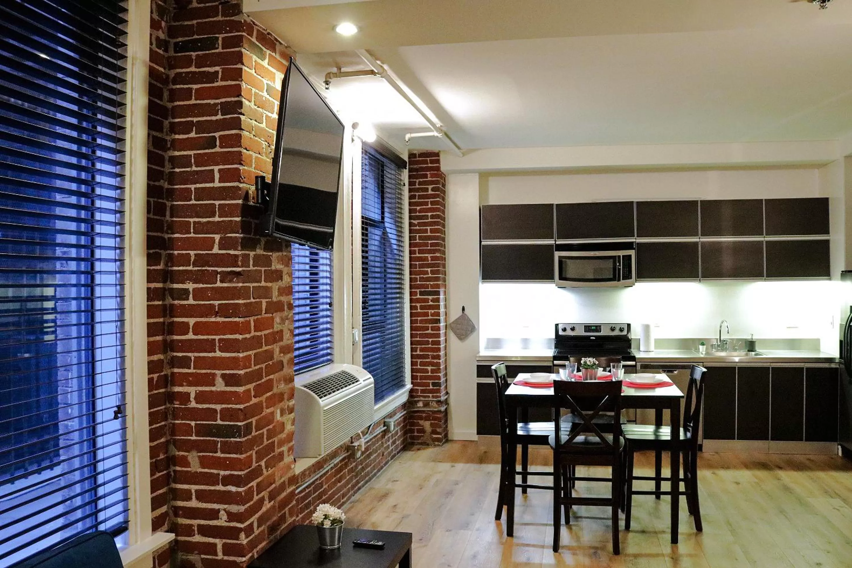 Kitchen or kitchenette, Kitchen/Kitchenette in The Haas Suites