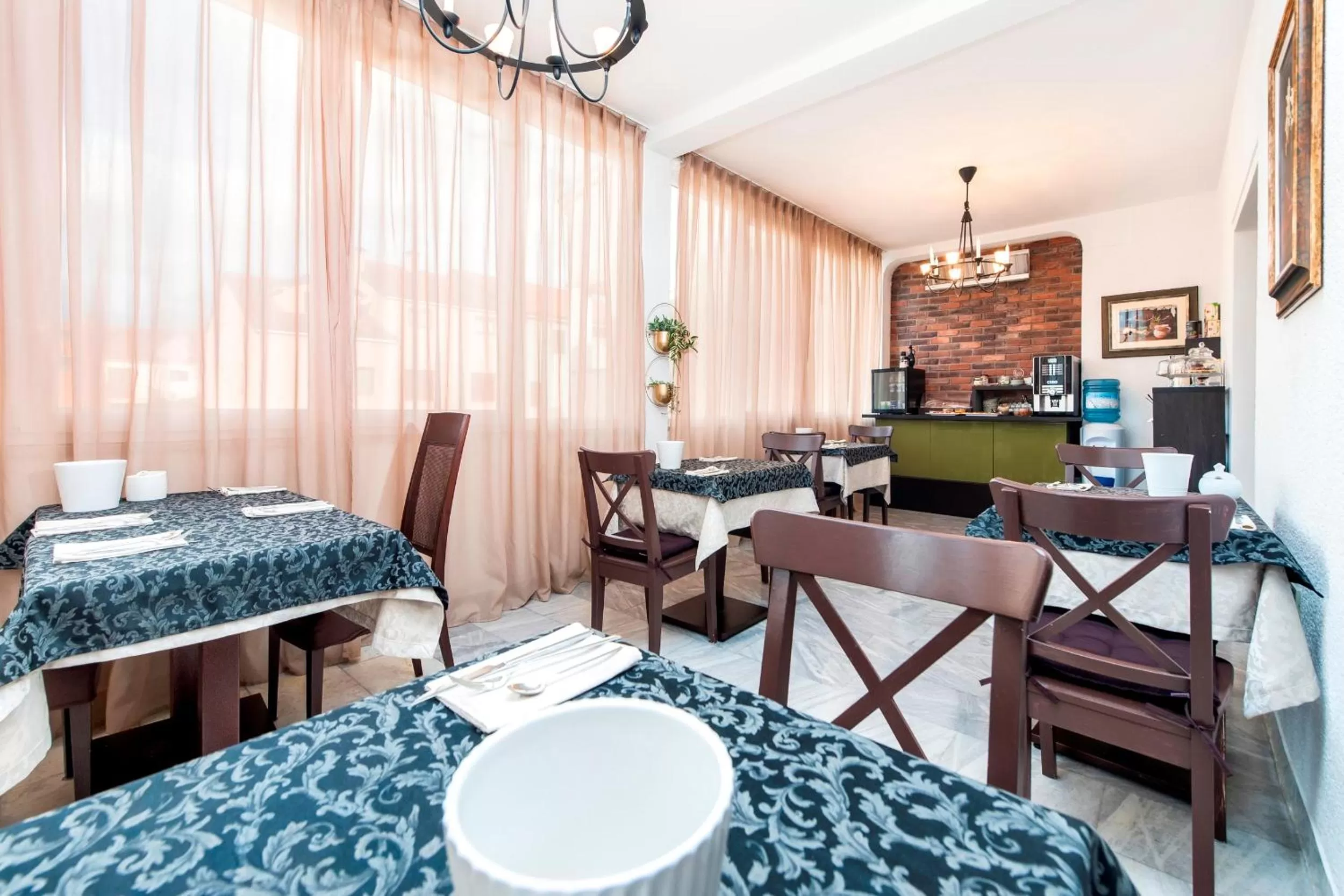 Restaurant/Places to Eat in Villa B&B Marina & Parking Free