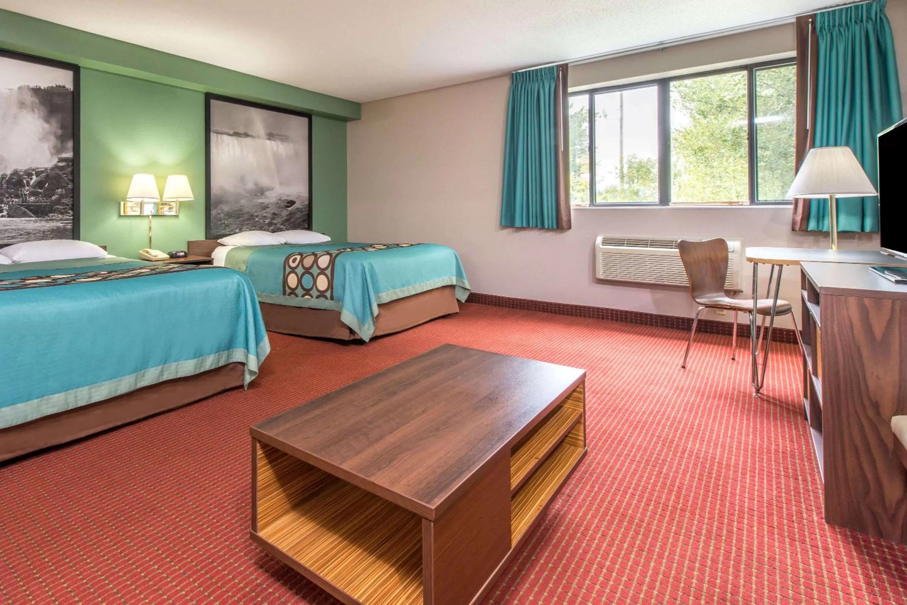 Photo of the whole room, Bed in Super 8 by Wyndham Niagara Falls