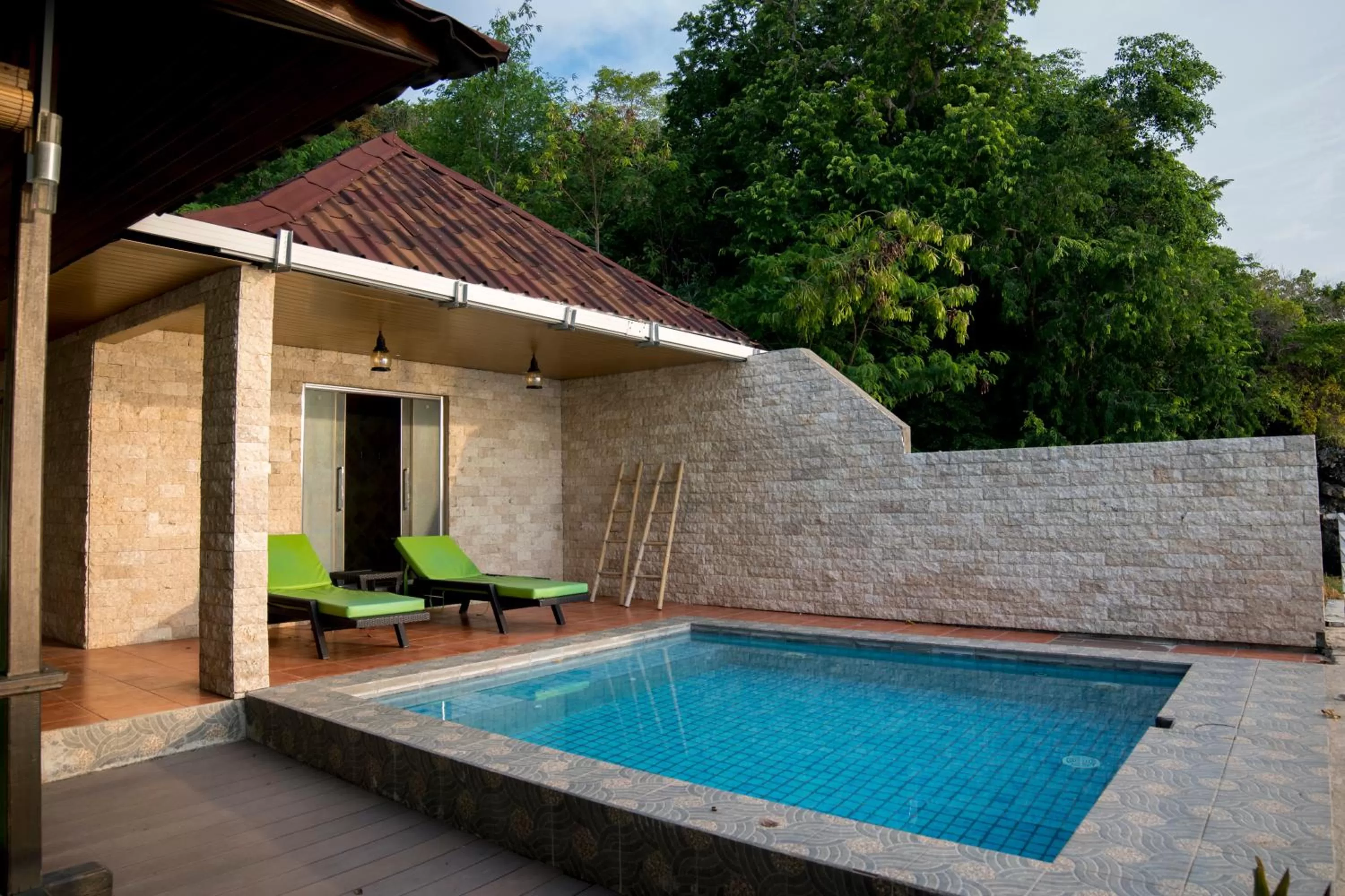 Swimming pool in Sylvia Beach Villa