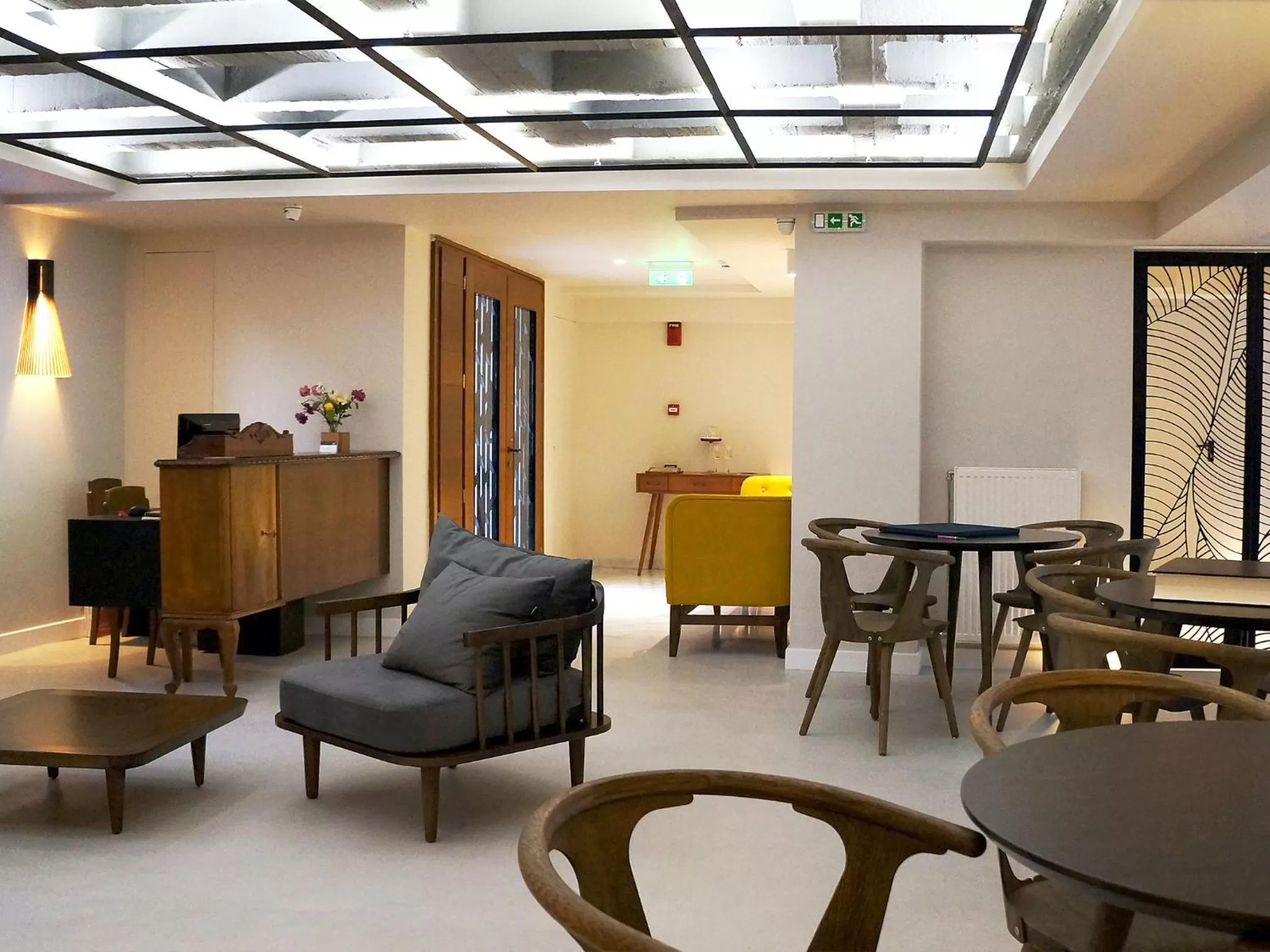 Restaurant/places to eat in Apollon Library Suites