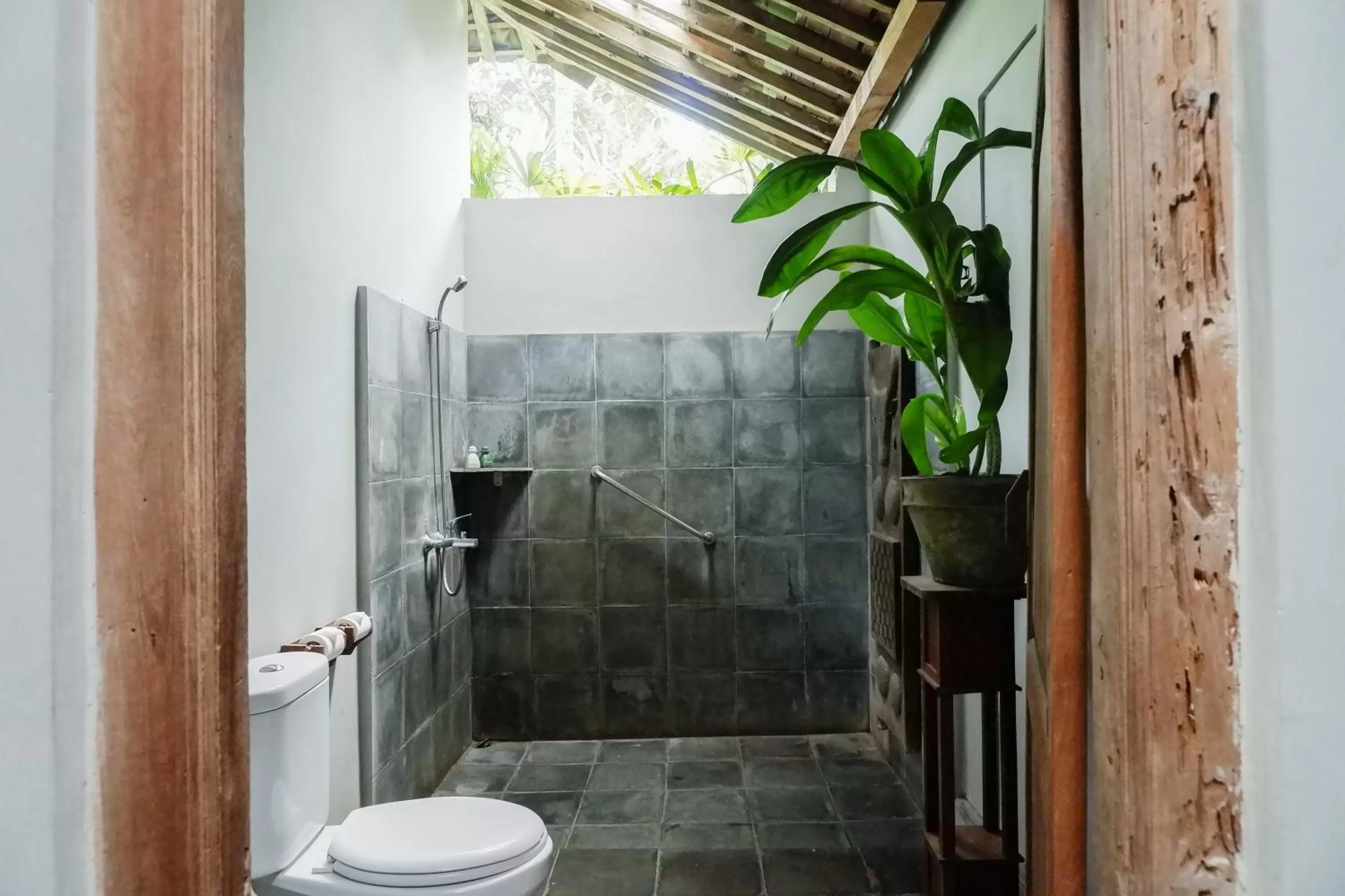 Shower in D'omah Yogya Hotel