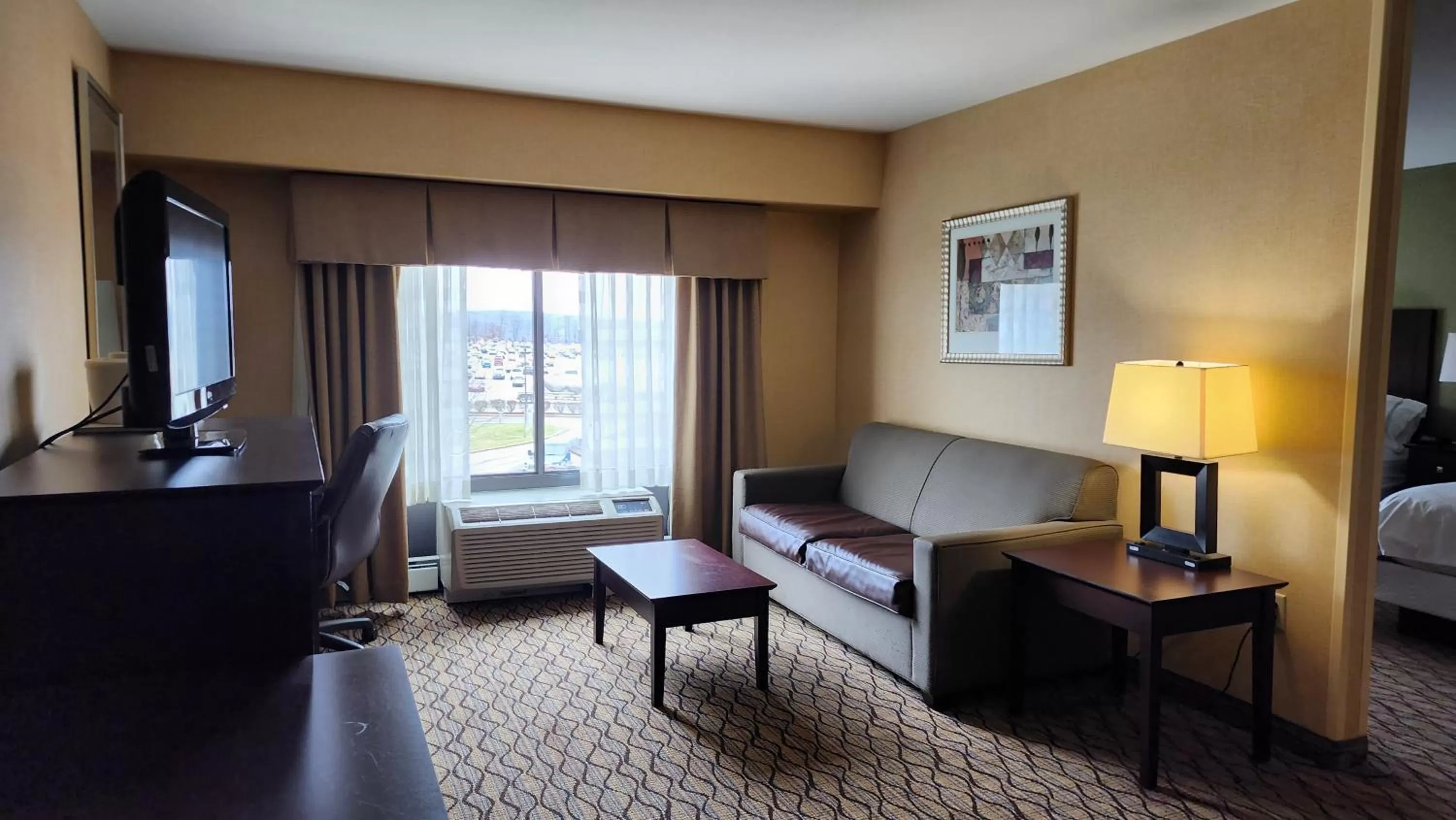 Communal lounge/ TV room in Kittanning Plaza Hotel