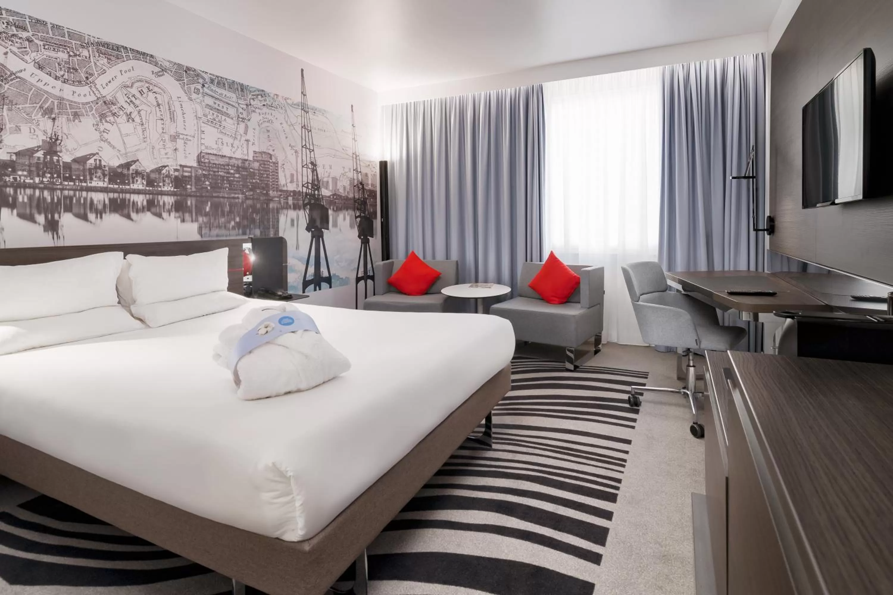 Bedroom, Bed in Novotel London Excel