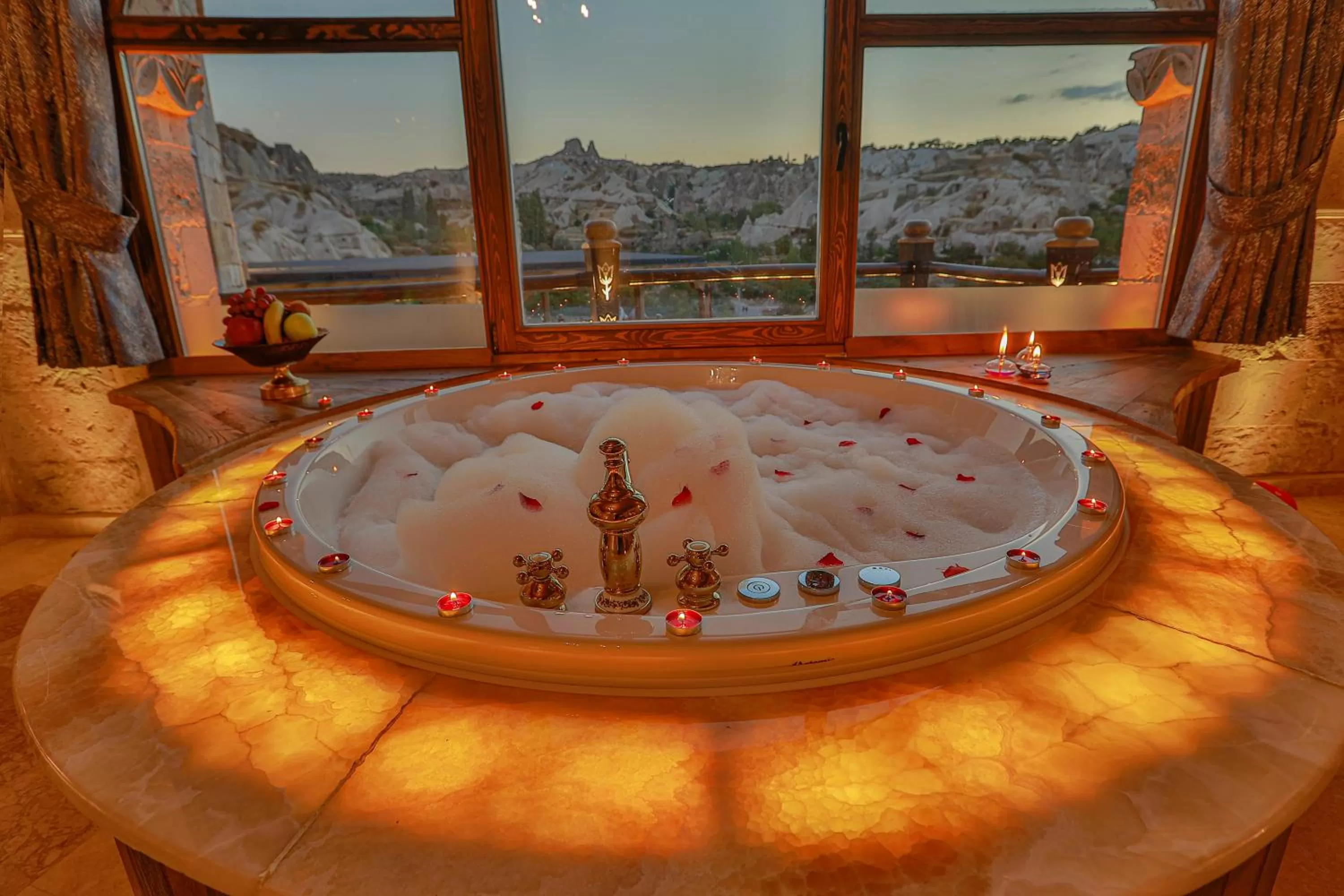 Hot Tub in Şah Saray Cave Suites Halal Hotel