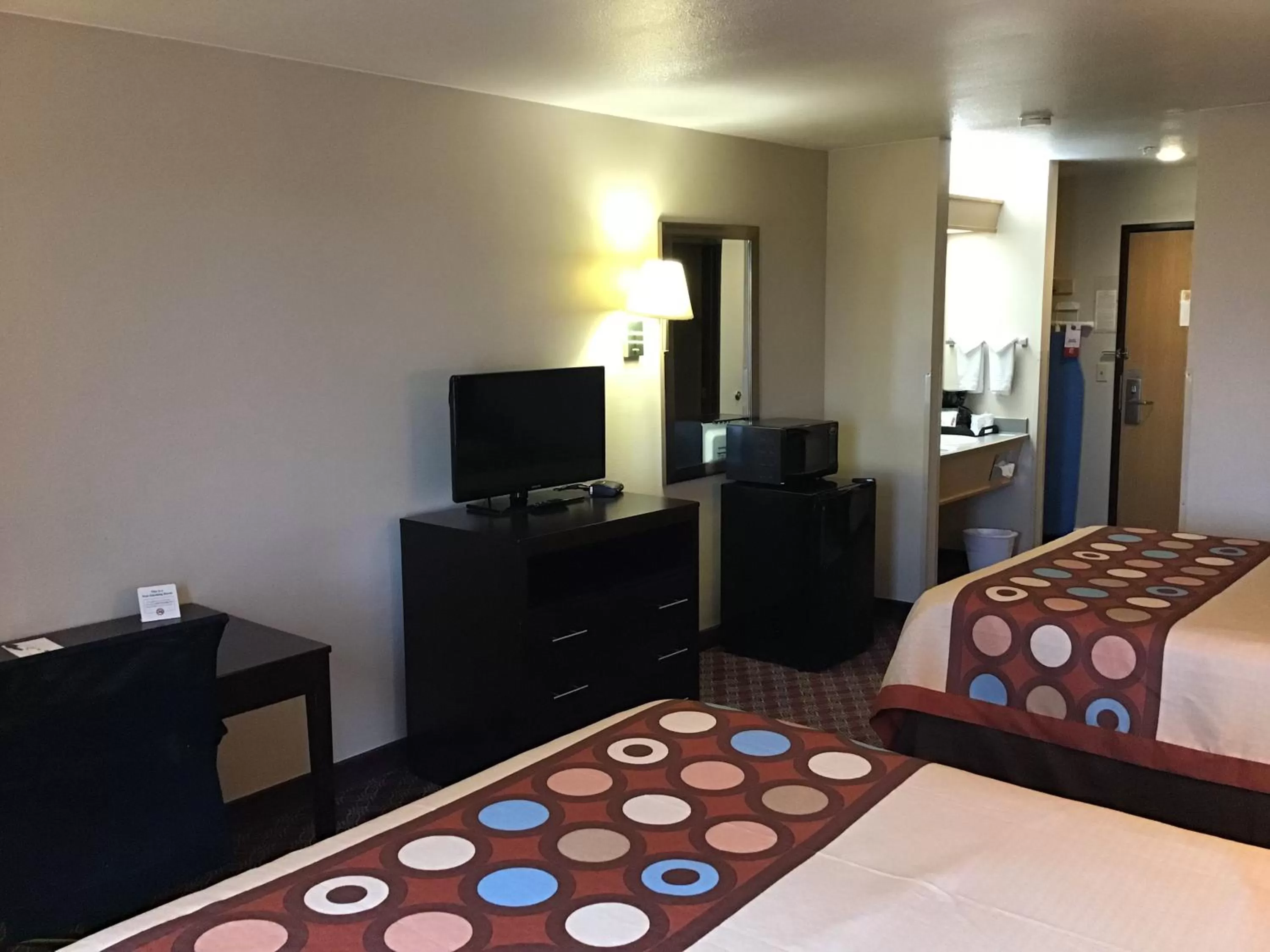 Photo of the whole room, Bed in Super 8 by Wyndham Heyburn