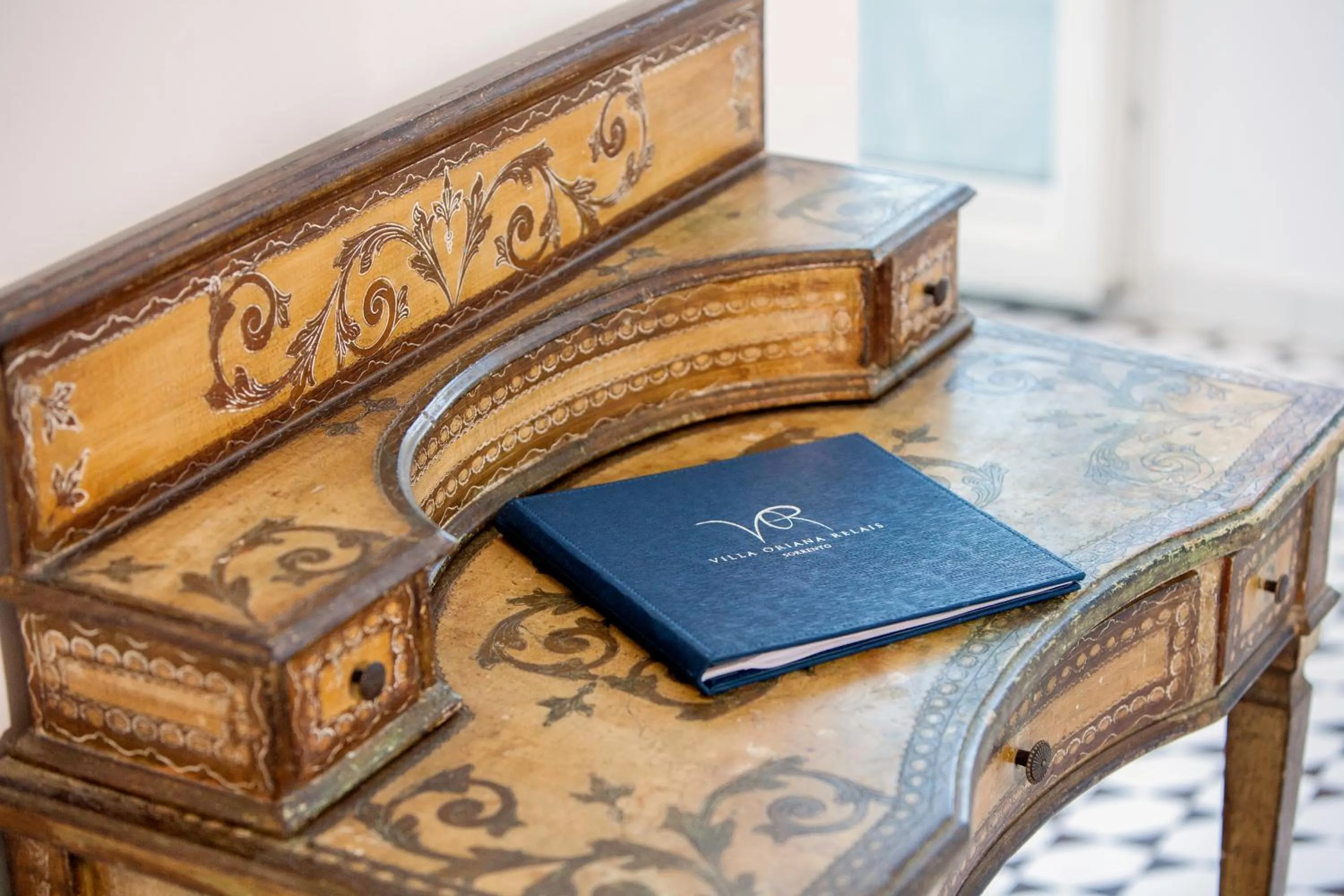 Decorative detail in Villa Oriana Relais