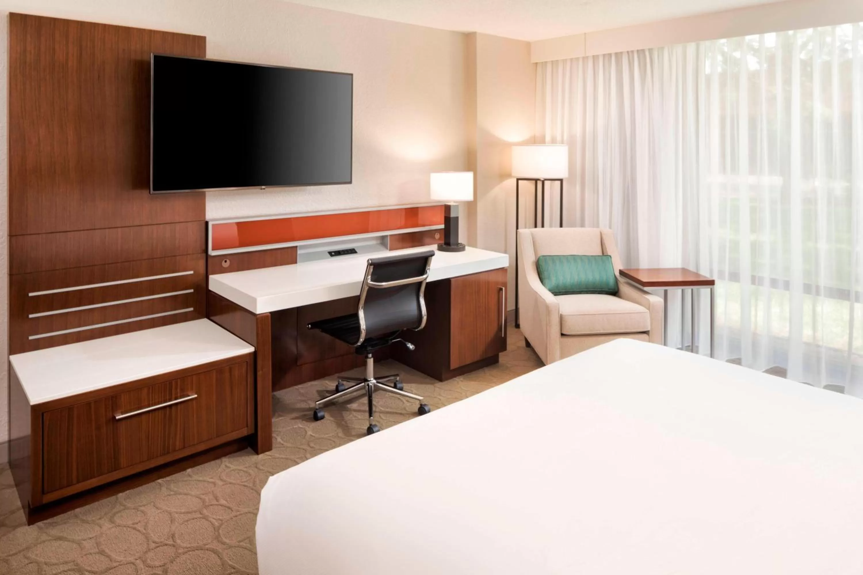 Photo of the whole room, Bed in Delta Hotels by Marriott Minneapolis Northeast