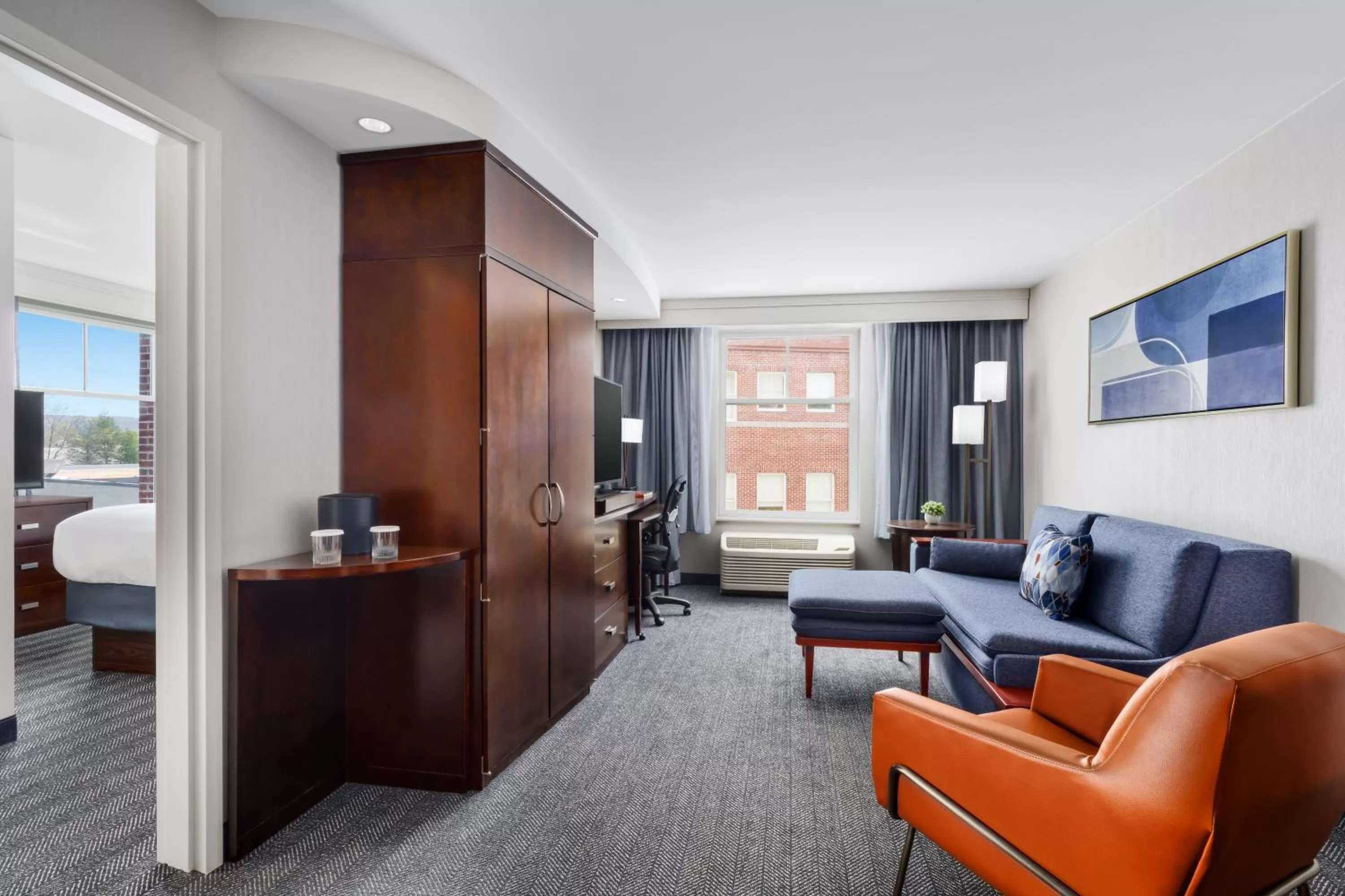 TV and multimedia, Bed in Courtyard Keene Downtown