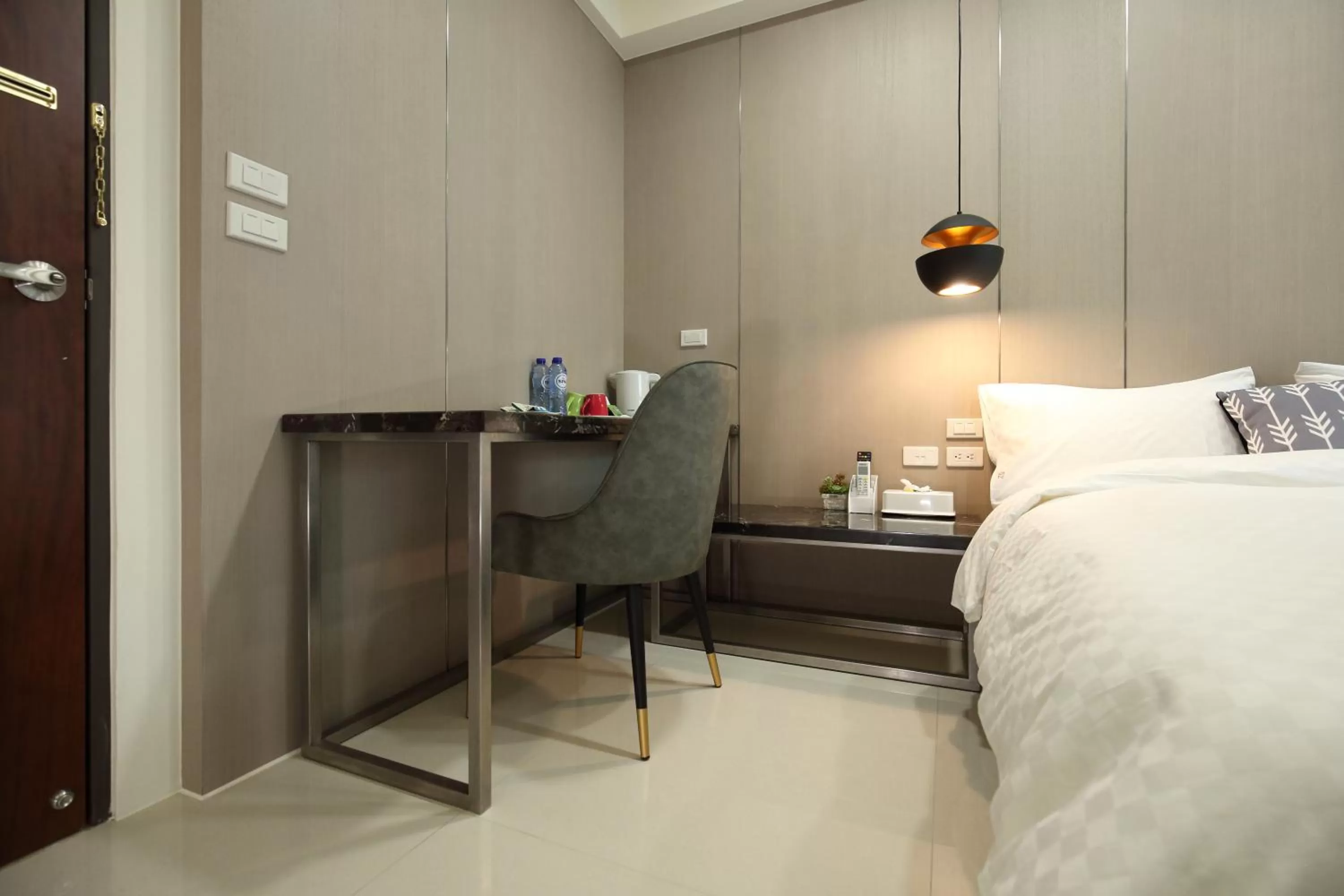 Seating area, Bed in 52 travelers home (with elevator)