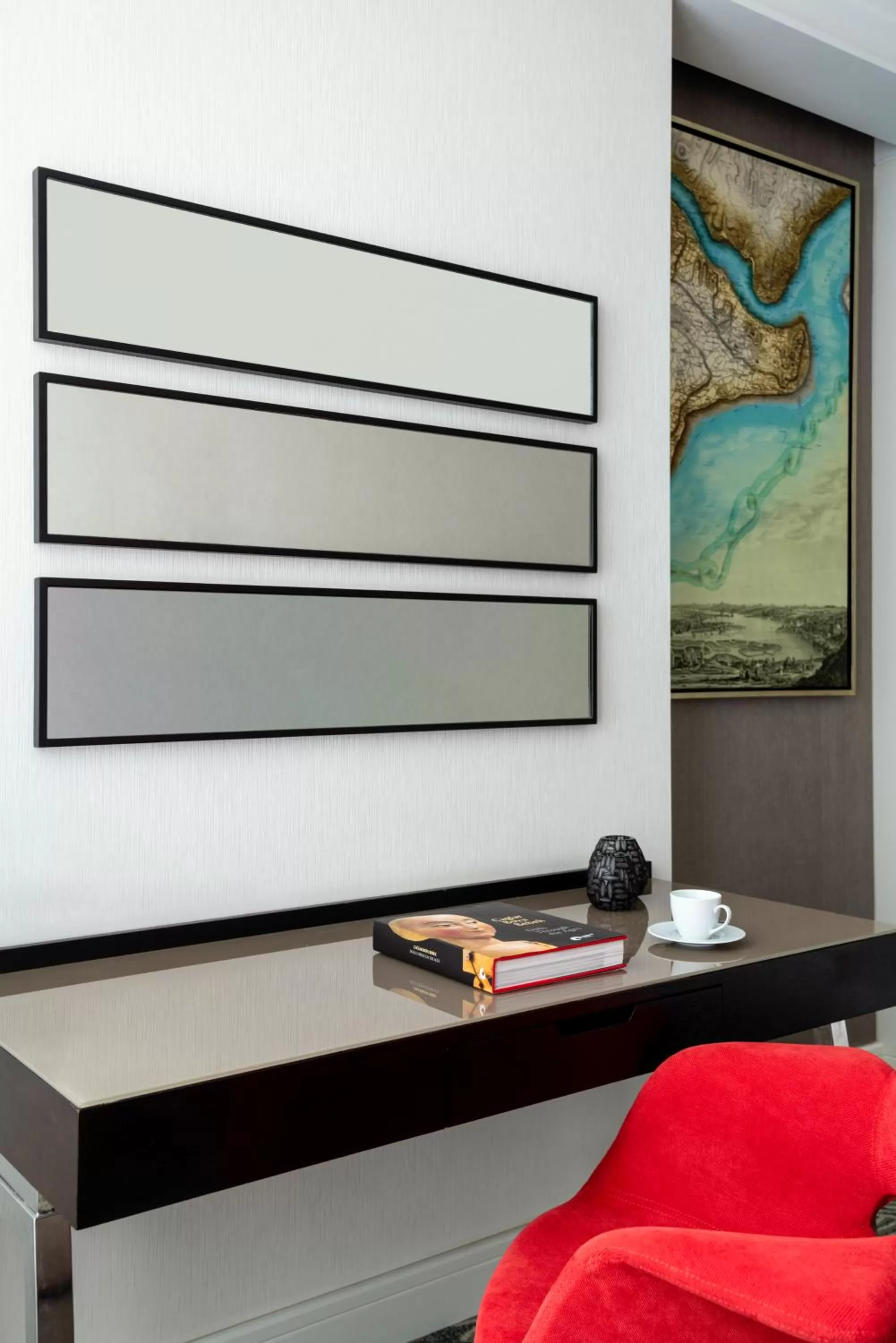 Communal lounge/ TV room in Mövenpick Istanbul Hotel Golden Horn