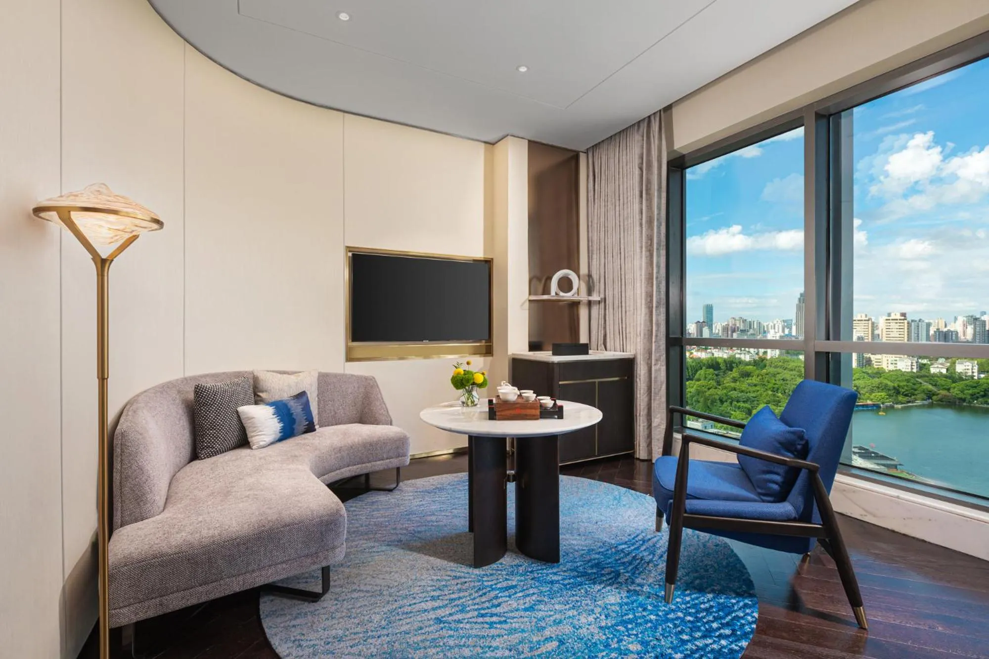 TV and multimedia in HUALUXE Shanghai Changfeng Park - Park Lake View