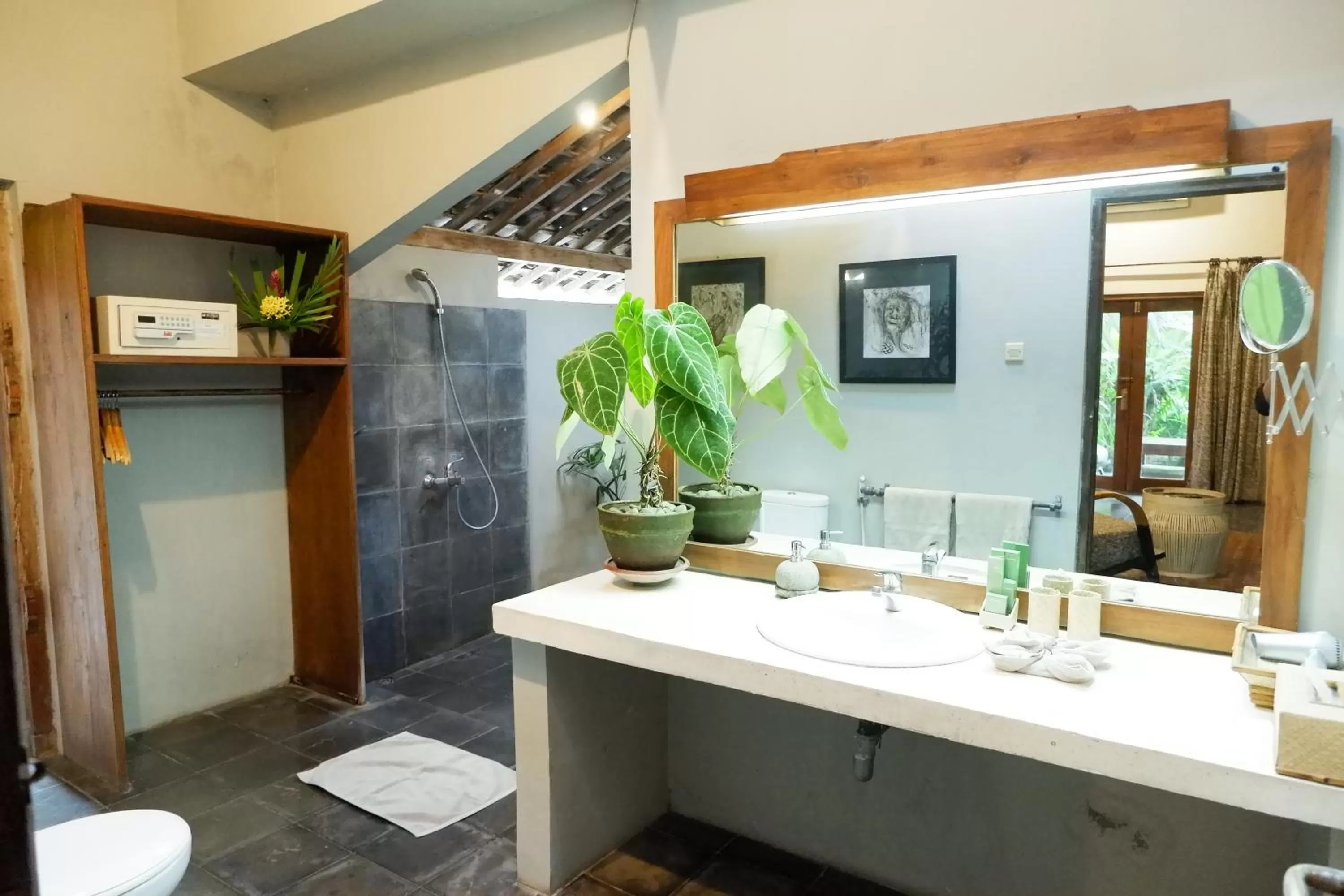 Bathroom in D'omah Yogya Hotel