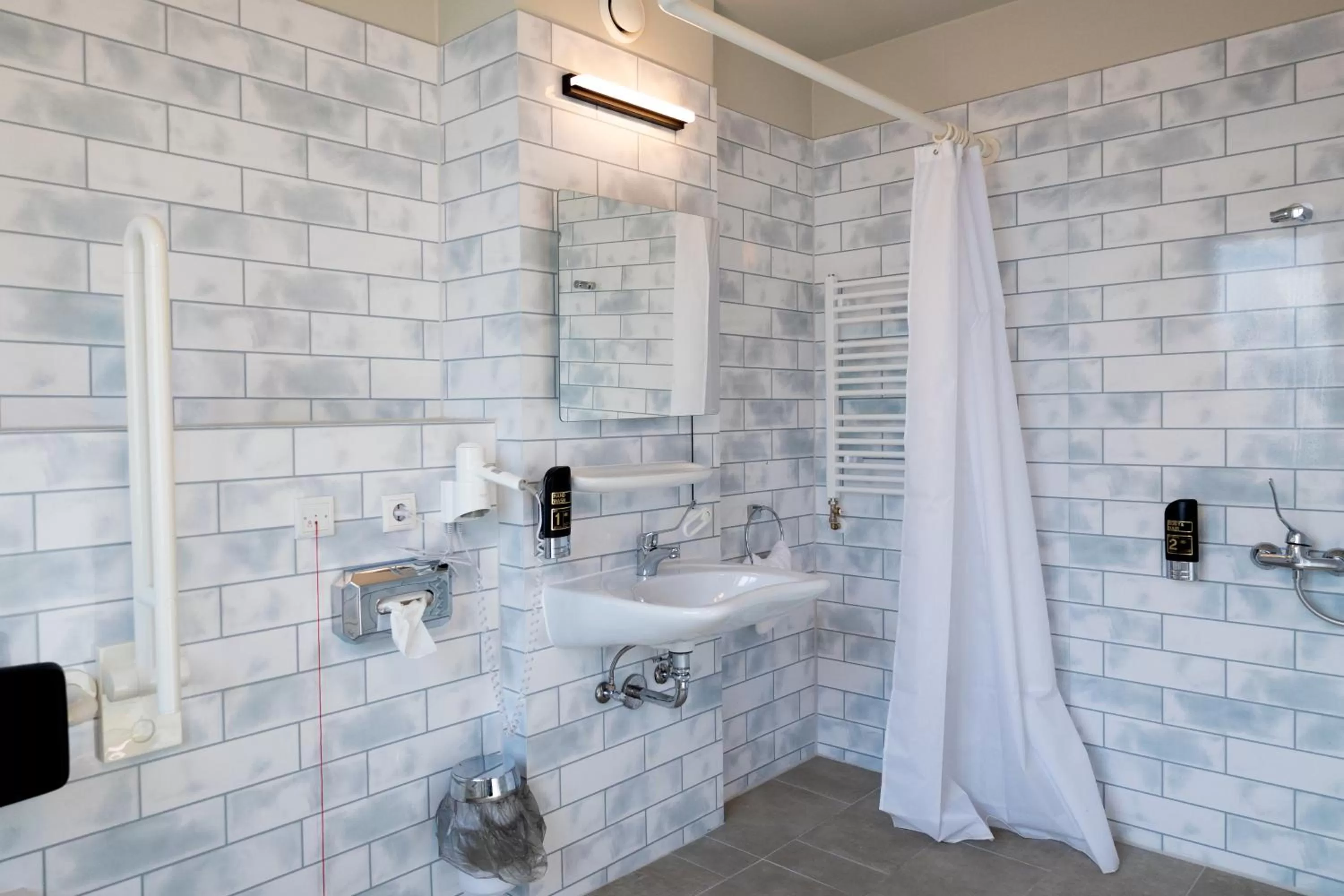 Bathroom in a&o München Hackerbrücke