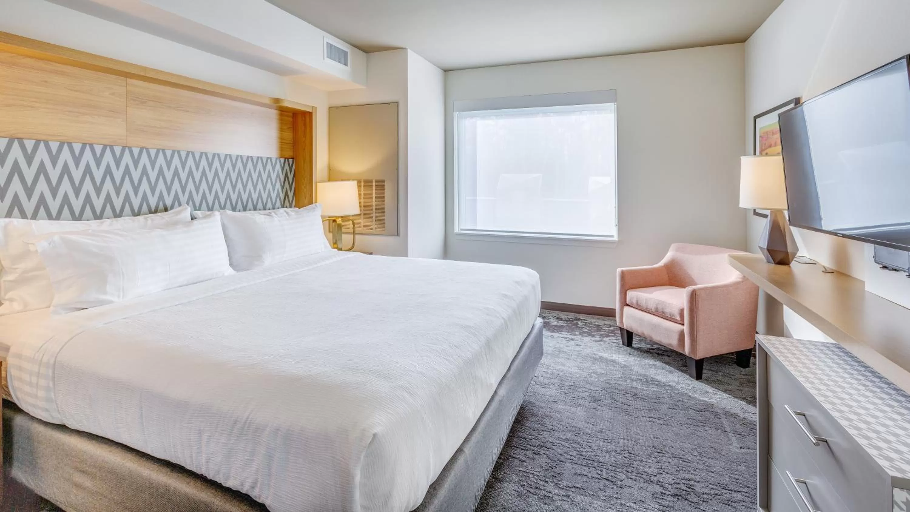 Bed in Holiday Inn & Suites Bellingham by IHG