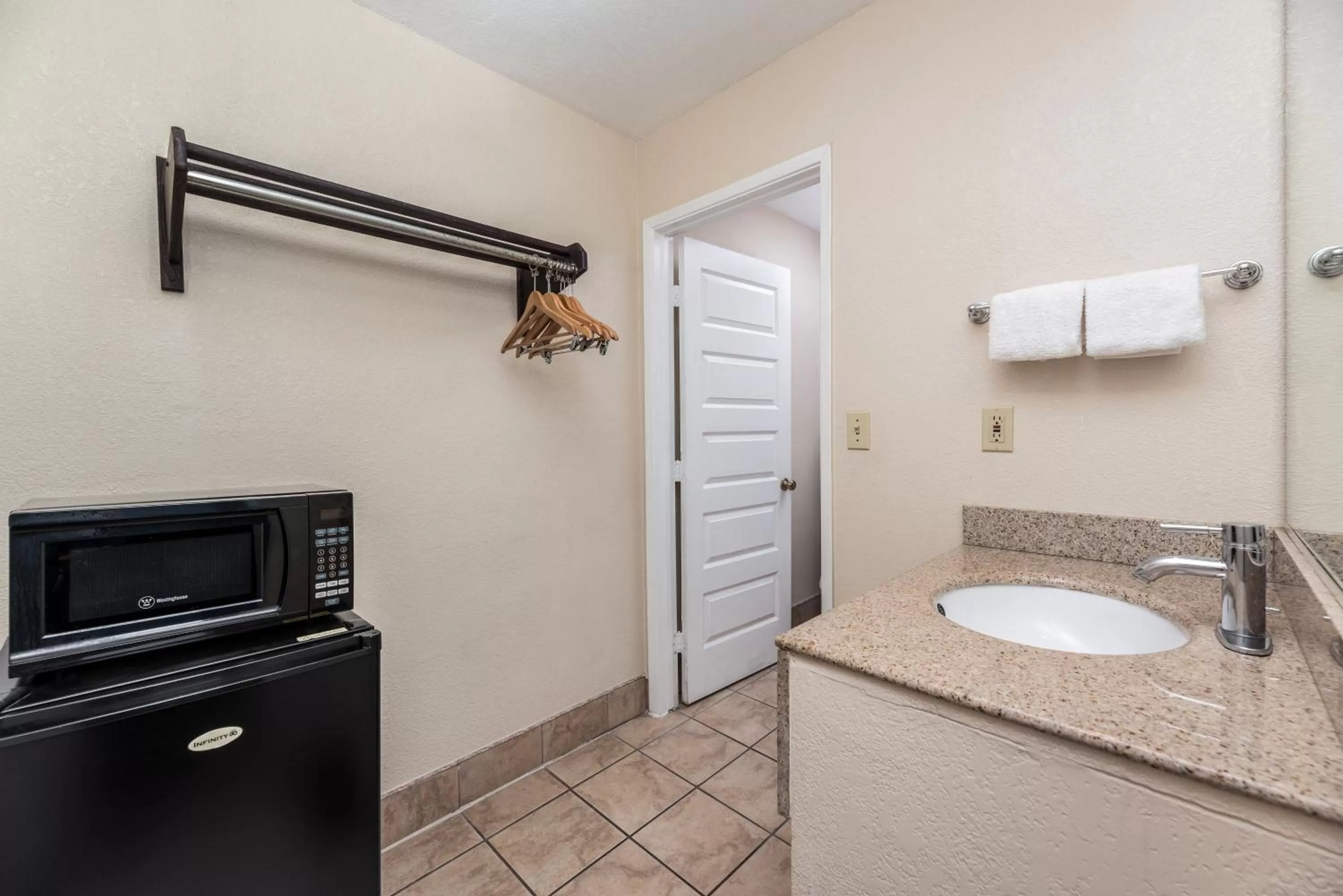 Bathroom in Red Roof Inn Stockton