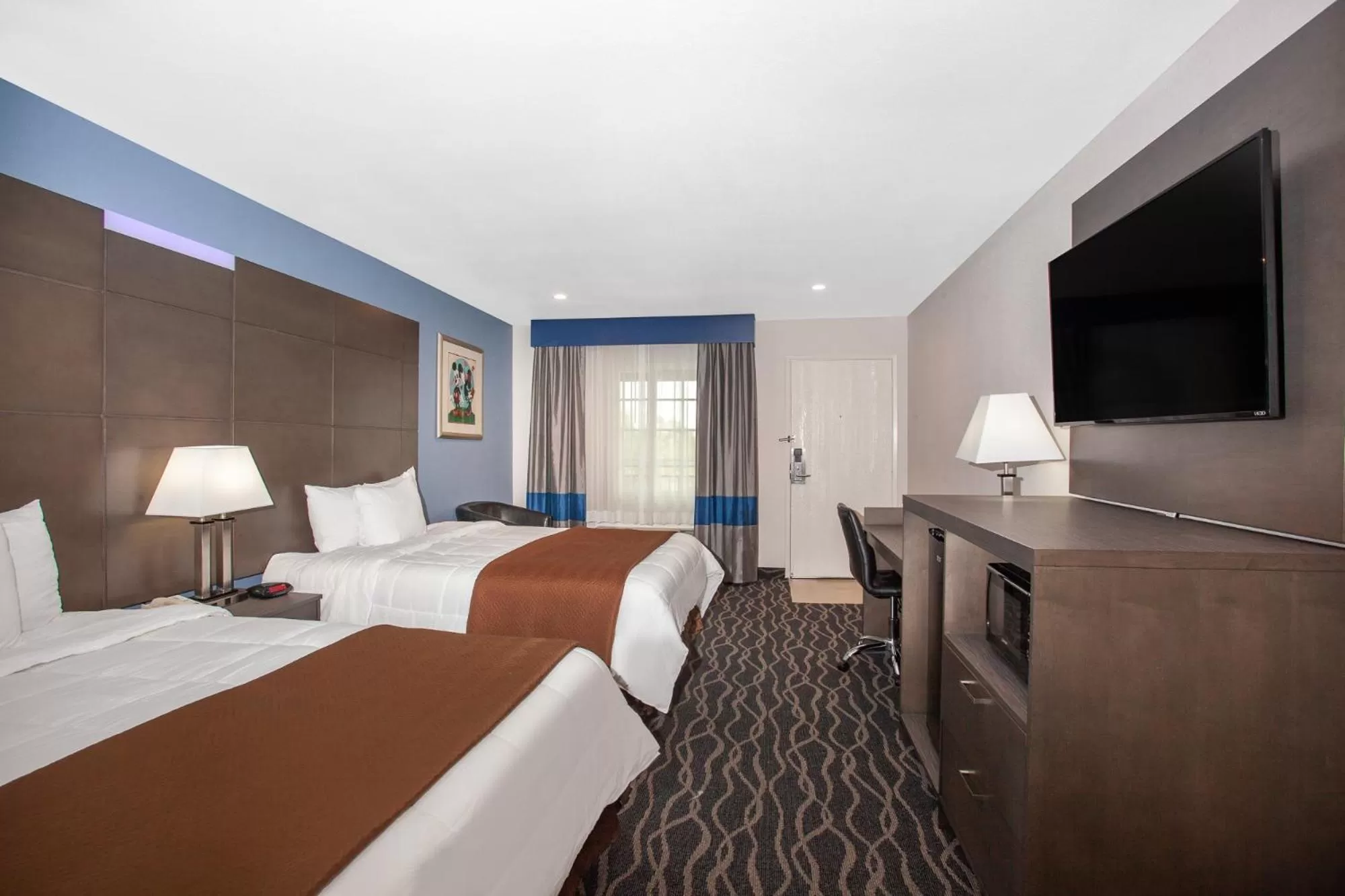 Bed in Travelodge Inn & Suites by Wyndham Anaheim on Disneyland Dr