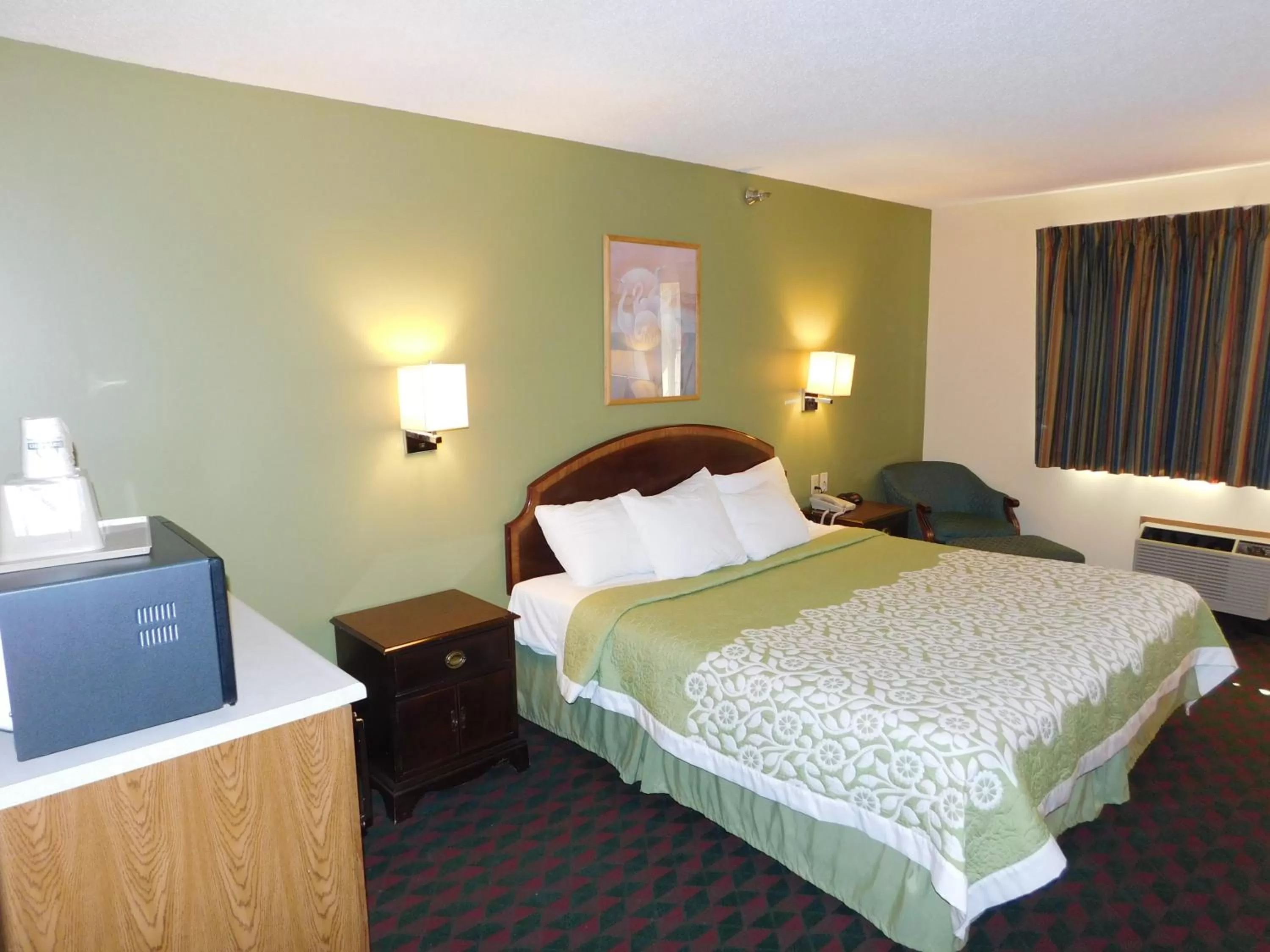 Bedroom, Bed in Days Inn by Wyndham Lexington NE
