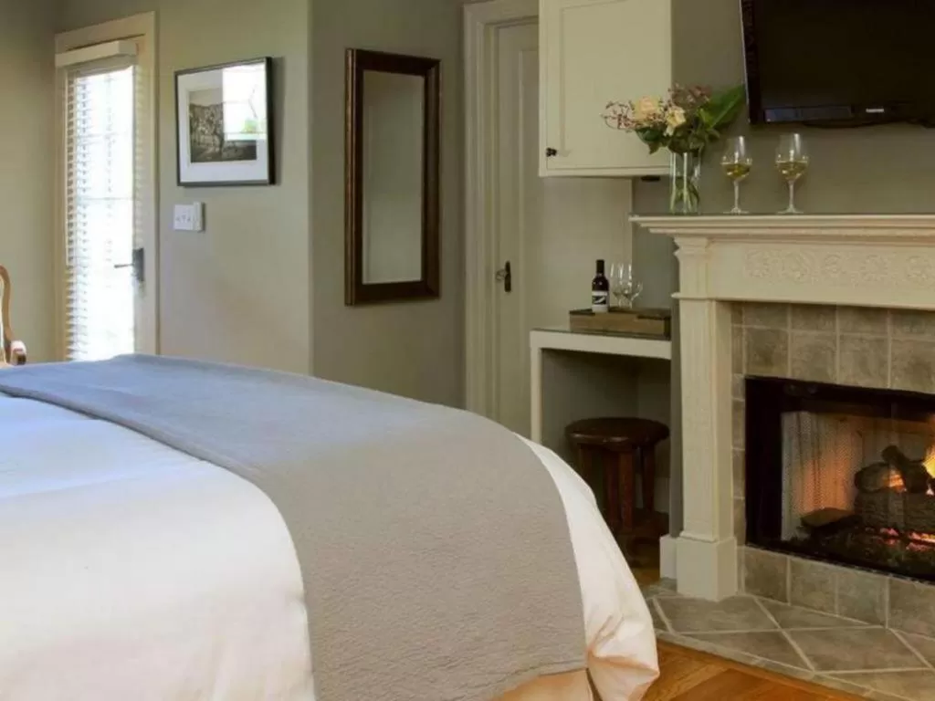 Other, Bed in Inn on Randolph