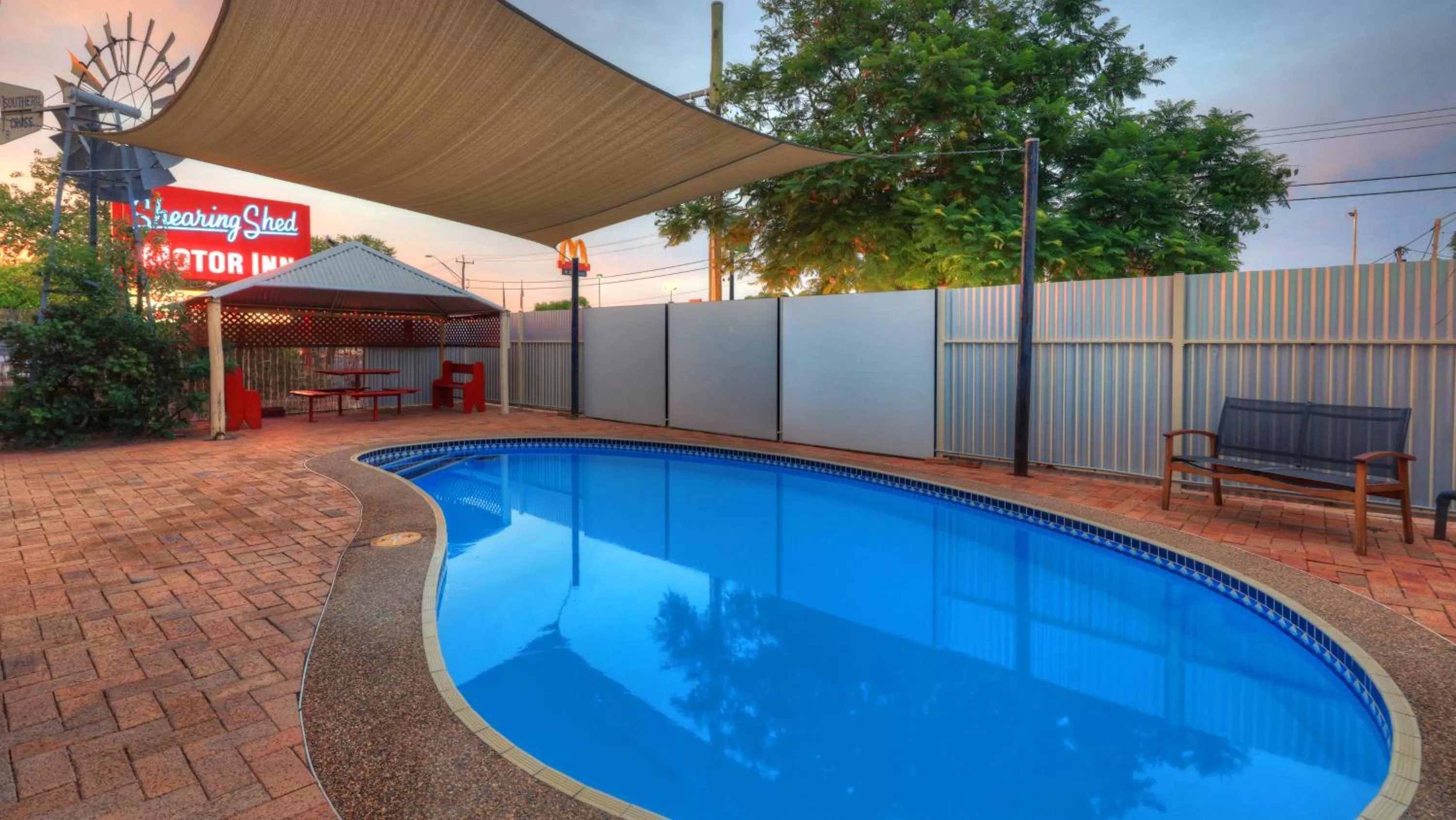 Swimming pool in Shearing Shed Motor Inn