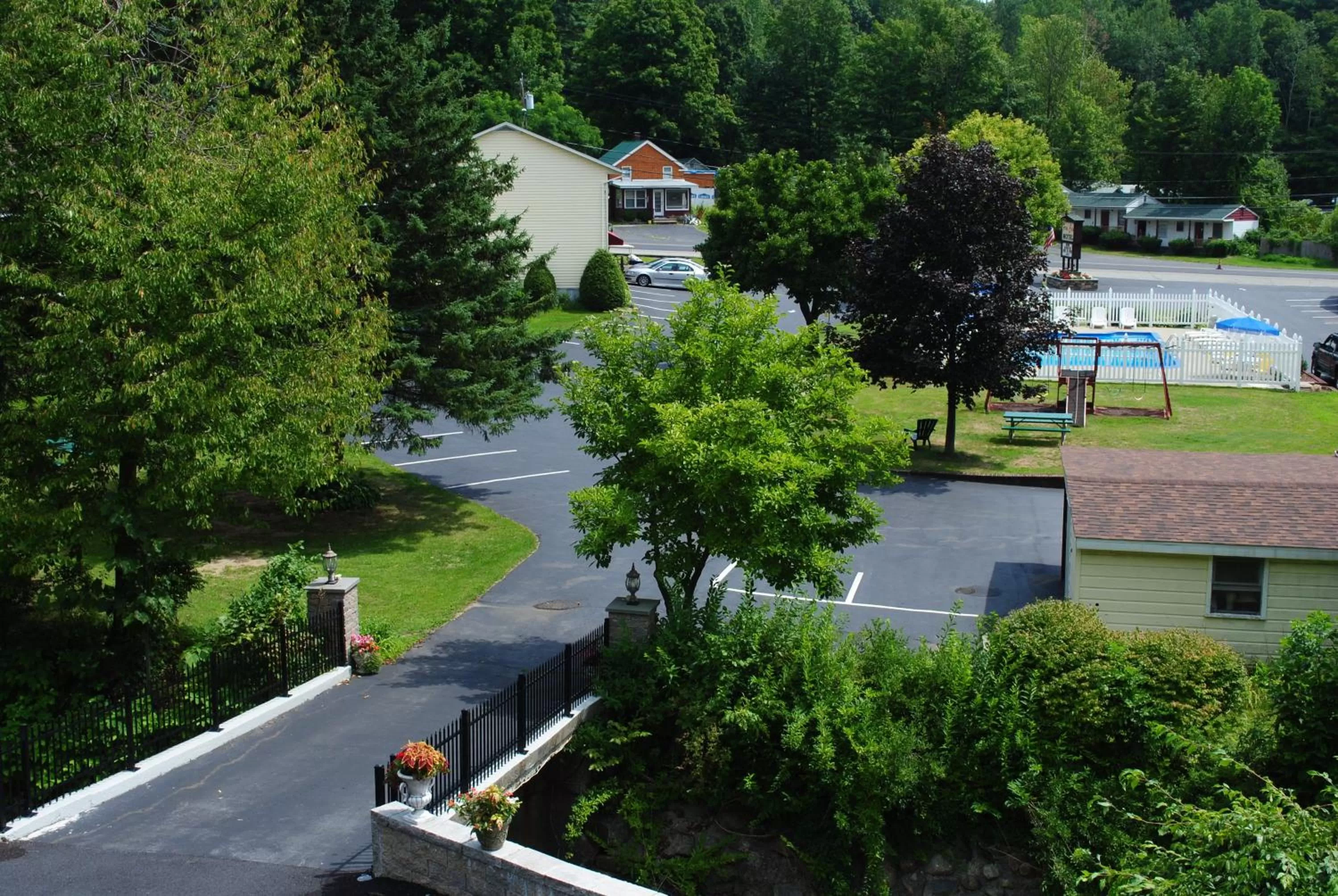 Day in Fran Cove Motel