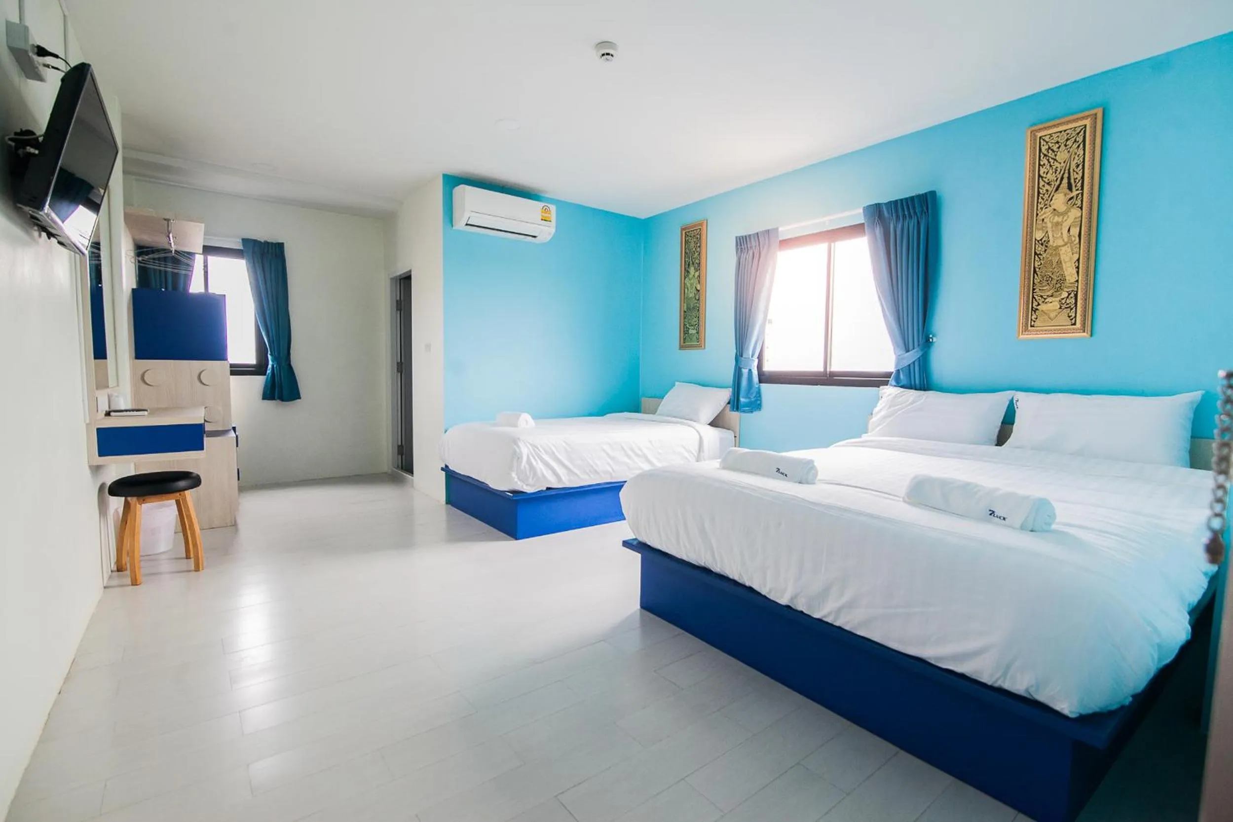 Photo of the whole room, Bed in The Seven Luck