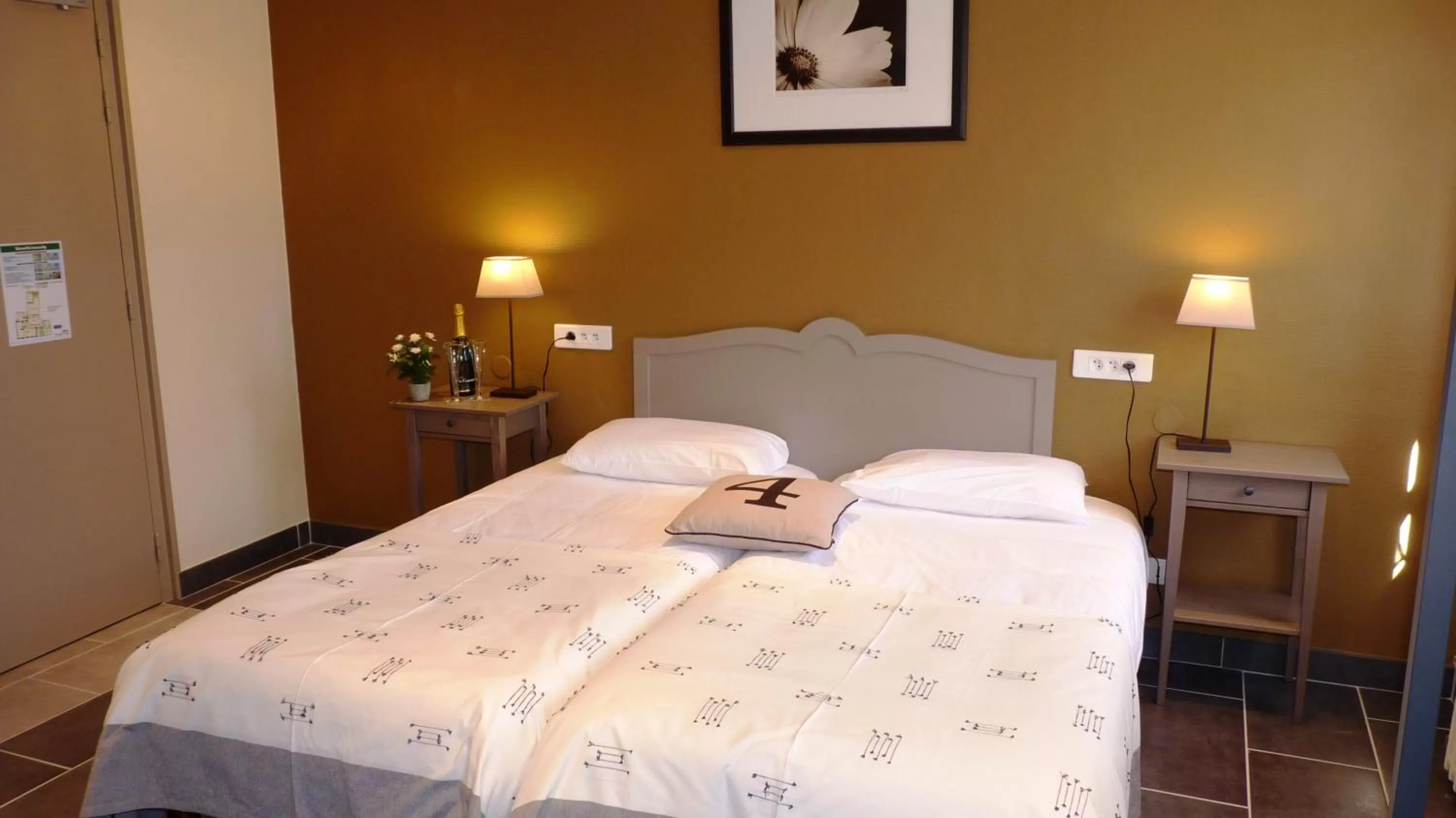 Bedroom in Hôtel-Restaurant La P'tite Auberge