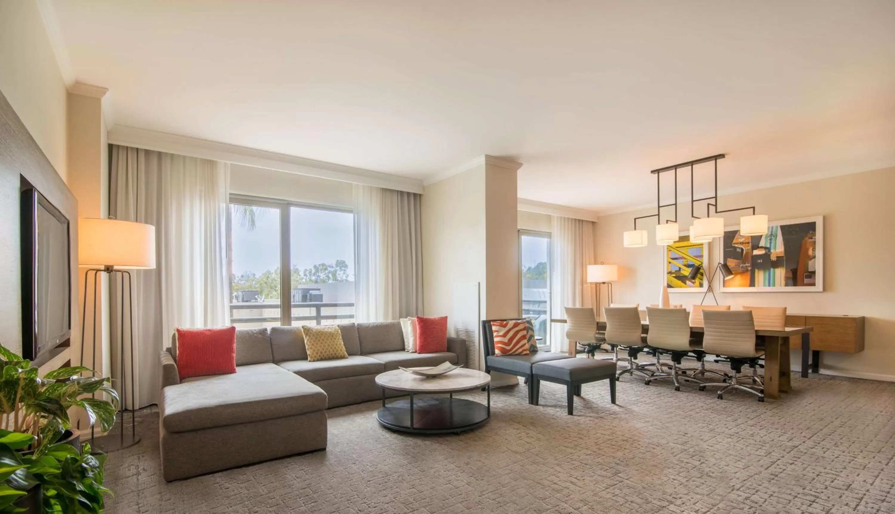 Living room in DoubleTree by Hilton San Diego-Mission Valley