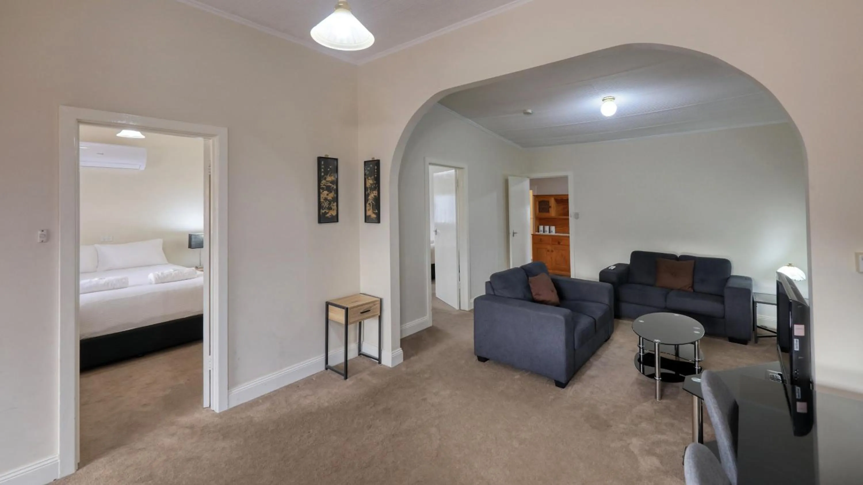 Seating area, Bed in Charles Rasp Motor Inn & Cottages