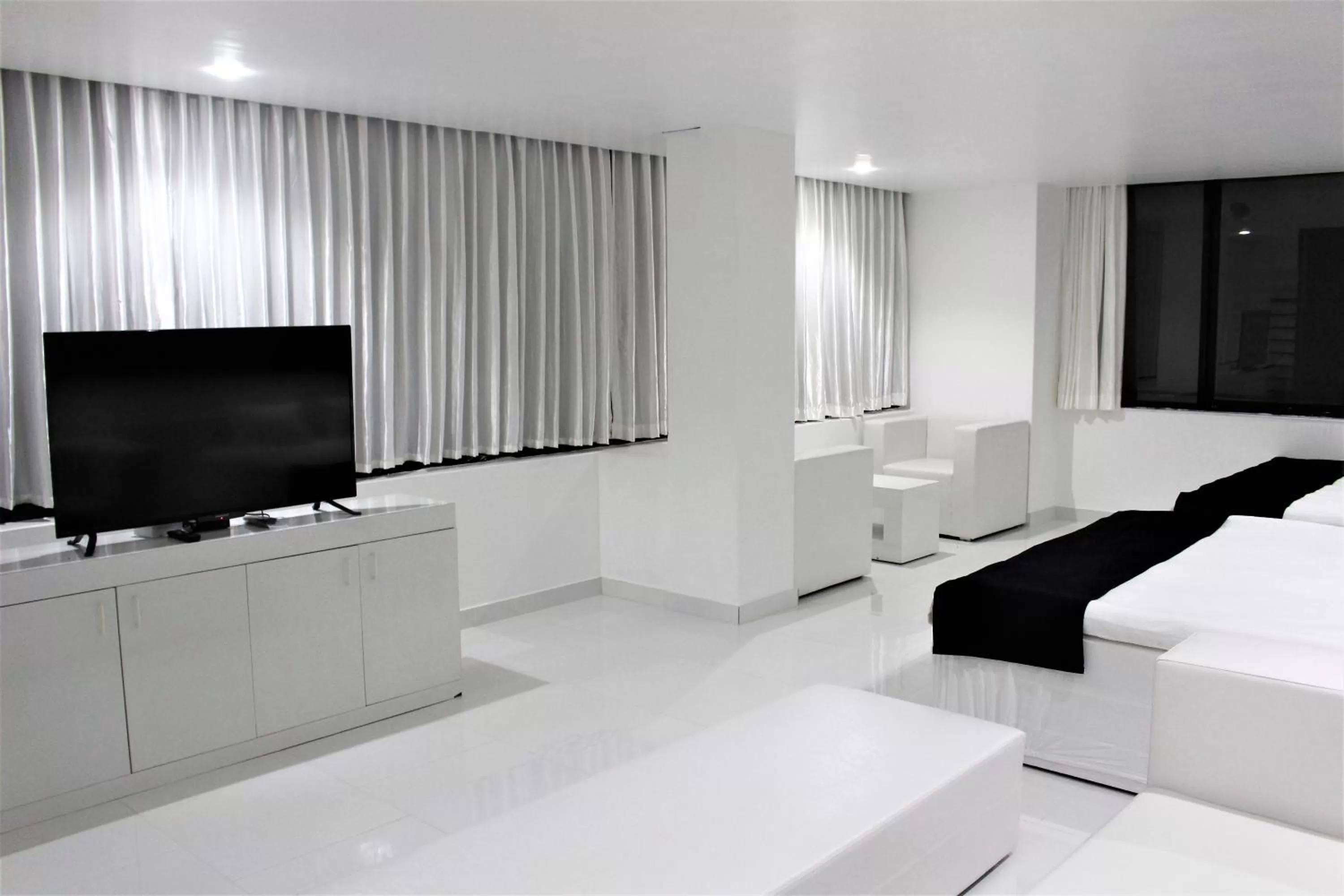 Communal lounge/ TV room, TV/Entertainment Center in Hotel Hulk
