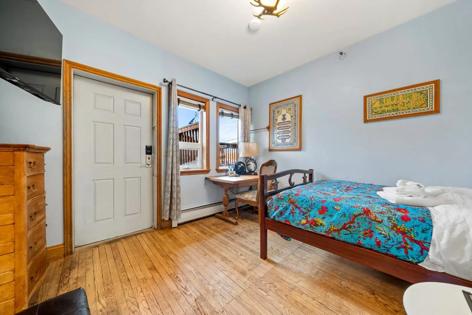 Bedroom, Bed in Qupqugiaq Inn