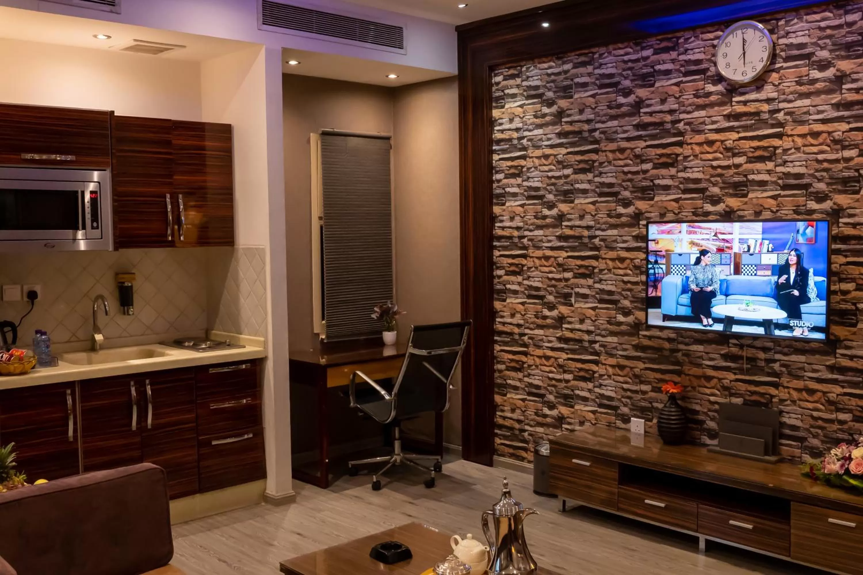 Communal lounge/ TV room, TV/Entertainment Center in Elite Al Hamra - Al Cornich