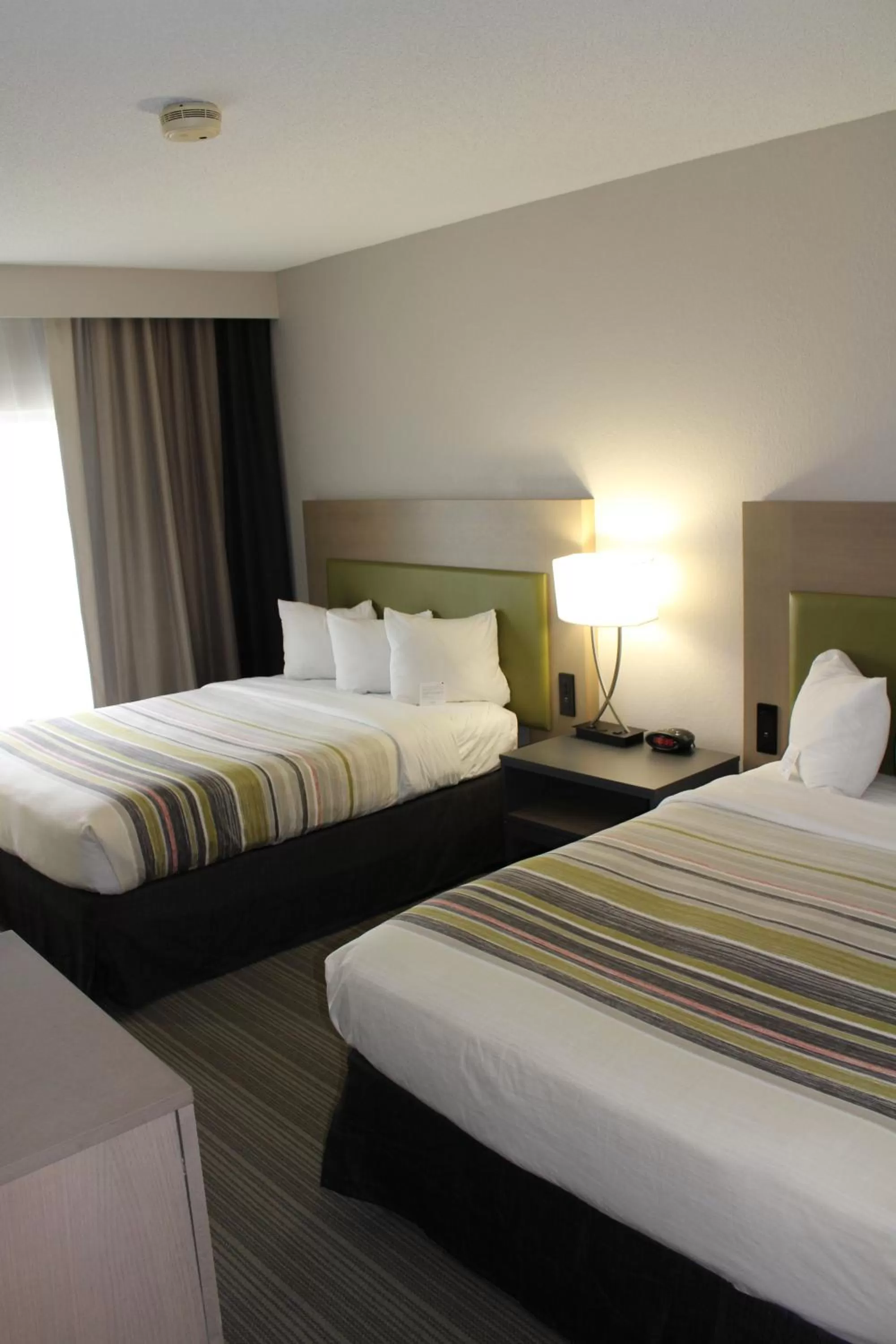 Bed in Country Inn & Suites by Radisson, Romeoville - Bolingbrook