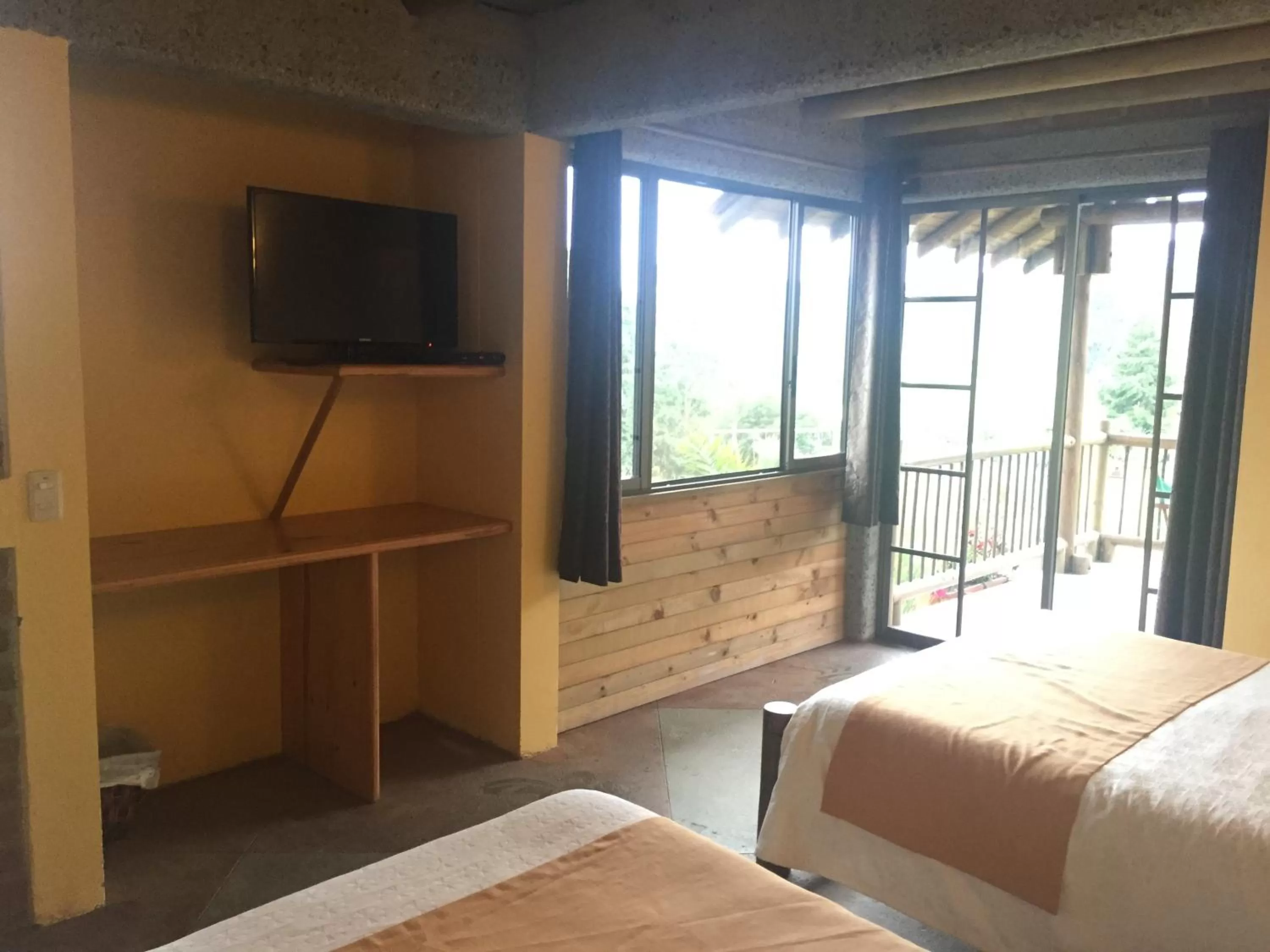 Bed, TV/Entertainment Center in Matisses Hotel & Spa