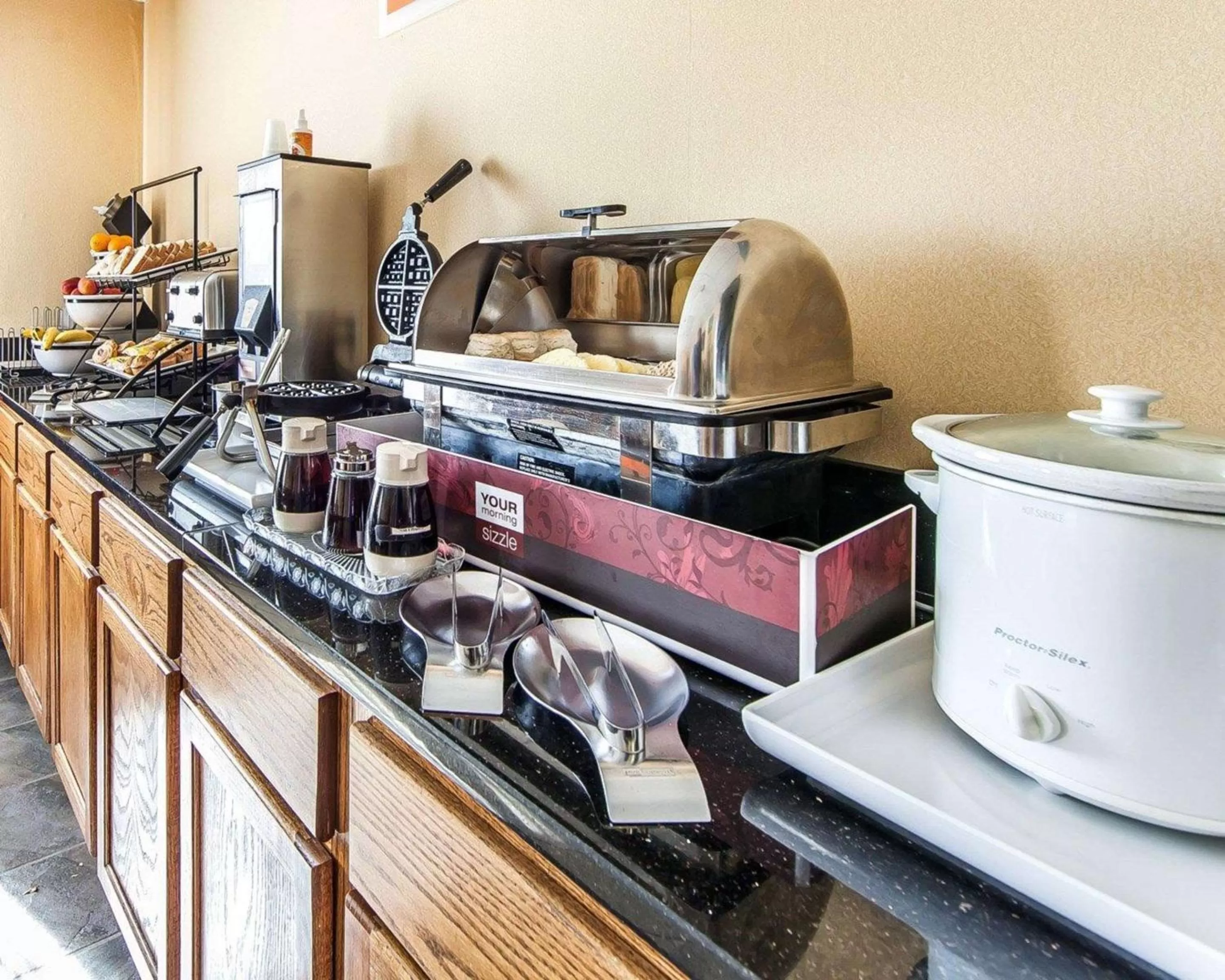 Restaurant/places to eat in Quality Inn Seaman