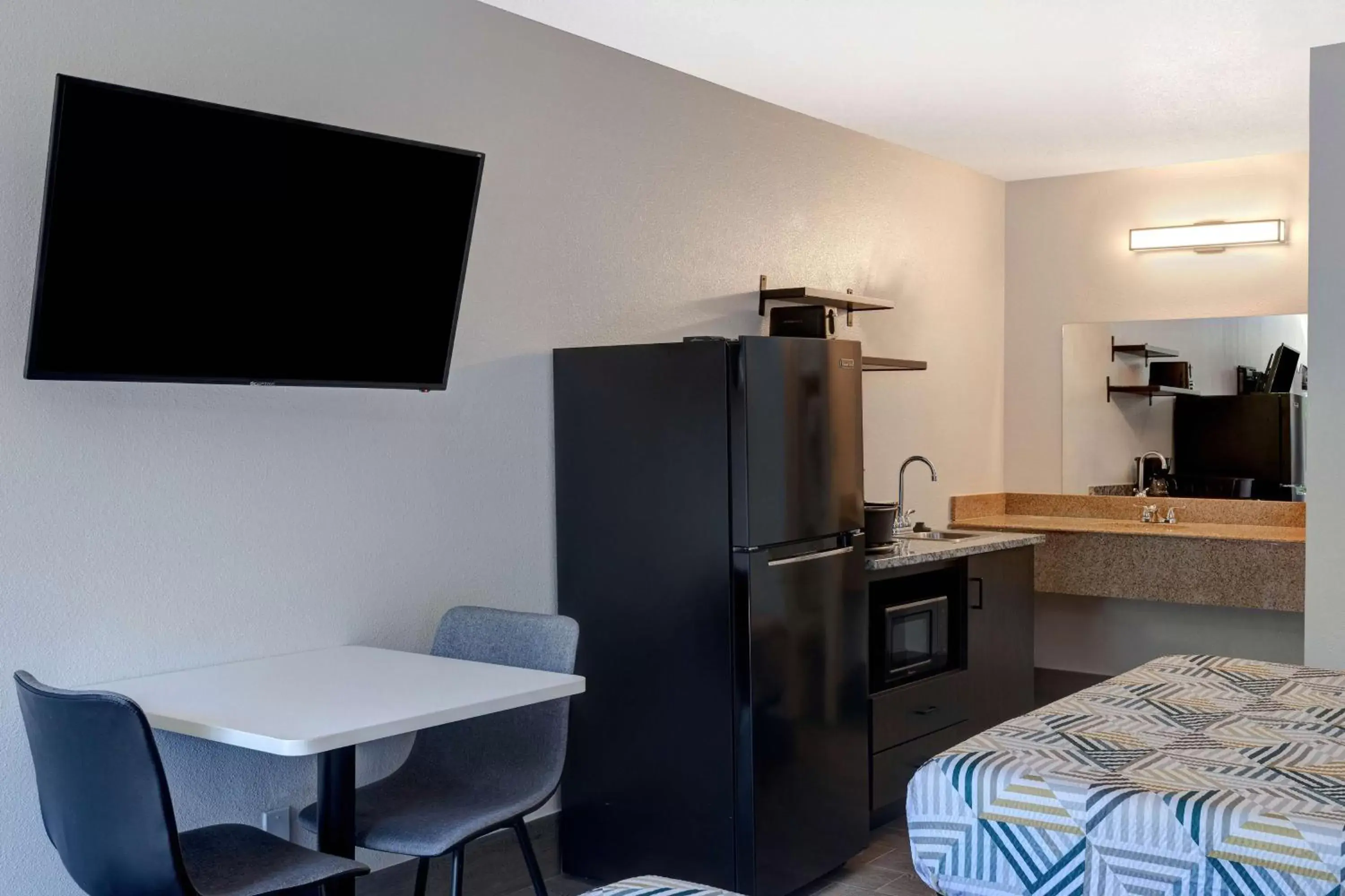 Queen Room with Two Queen Beds - Non-Smoking in Studio 6 Branson West MO Silver Dollar City Queen Room with Two Queen Beds - Non-Smoking in Studio 6 Branson West MO Silver Dollar City