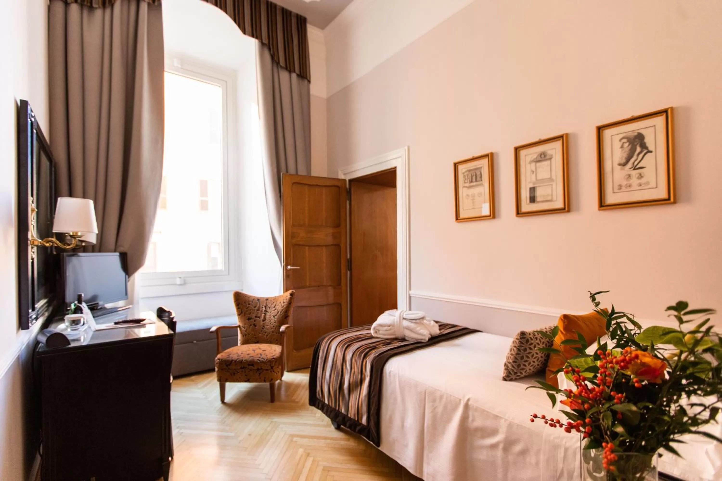 Photo of the whole room, Bed in Bettoja Hotel Massimo d'Azeglio