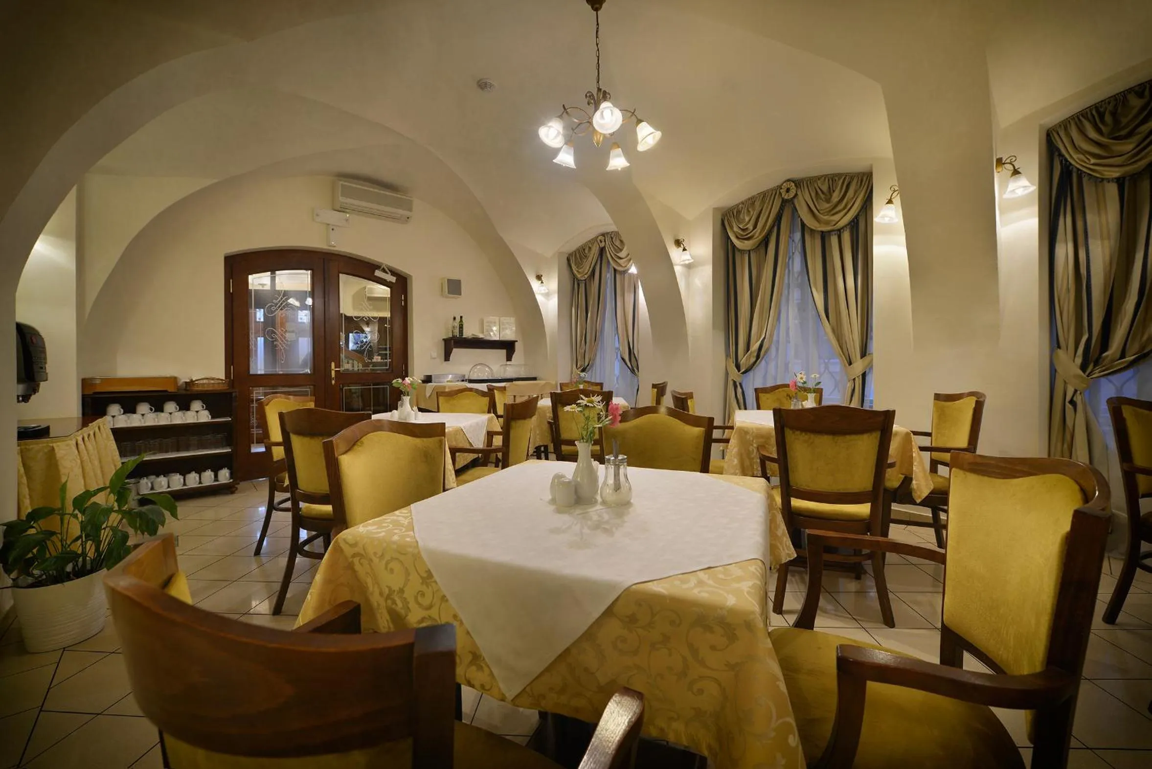 Restaurant/places to eat in Hotel Certovka