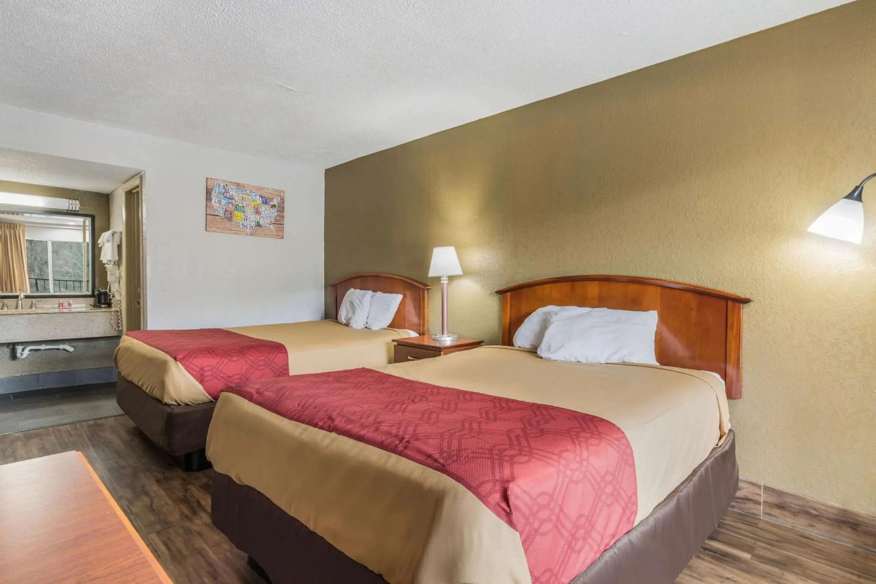 Queen Room with Two Queen Beds - Smoking in Econo Lodge Salisbury Queen Room with Two Queen Beds - Smoking in Econo Lodge Salisbury