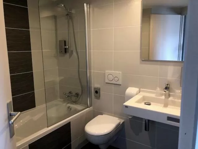 Toilet in LOGIS Hotel l'Escargotière Dijon Sud - Chenove