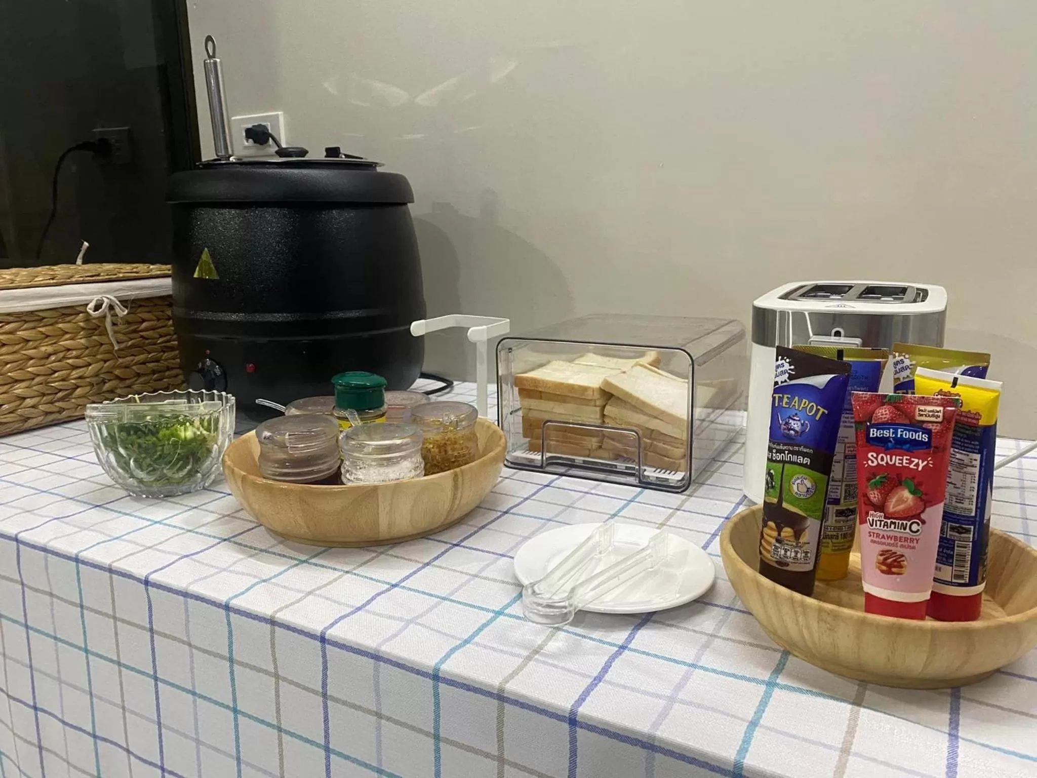 Coffee/tea facilities in Juni House Chumphon