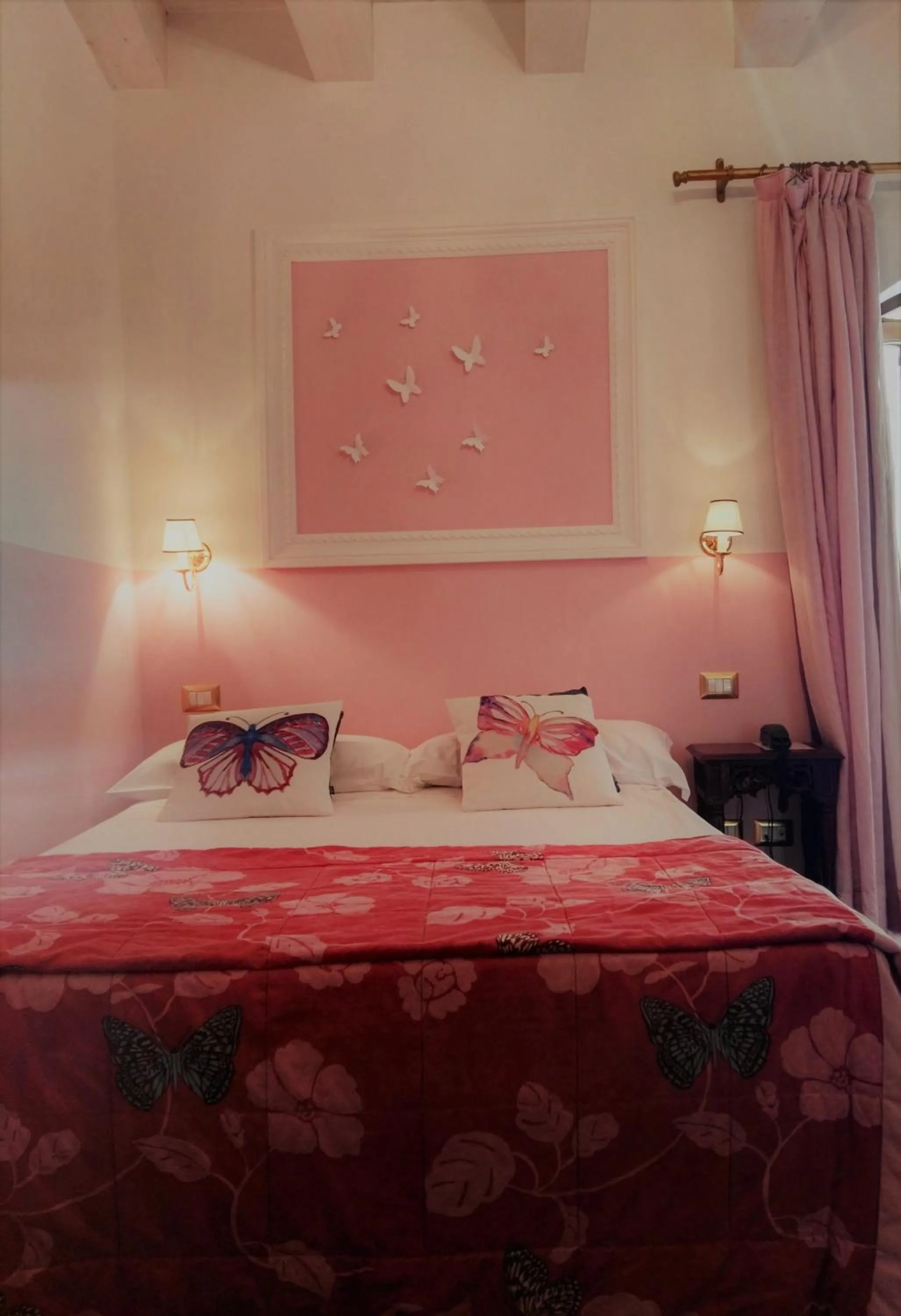 Photo of the whole room, Bed in Relais Alcova del Doge