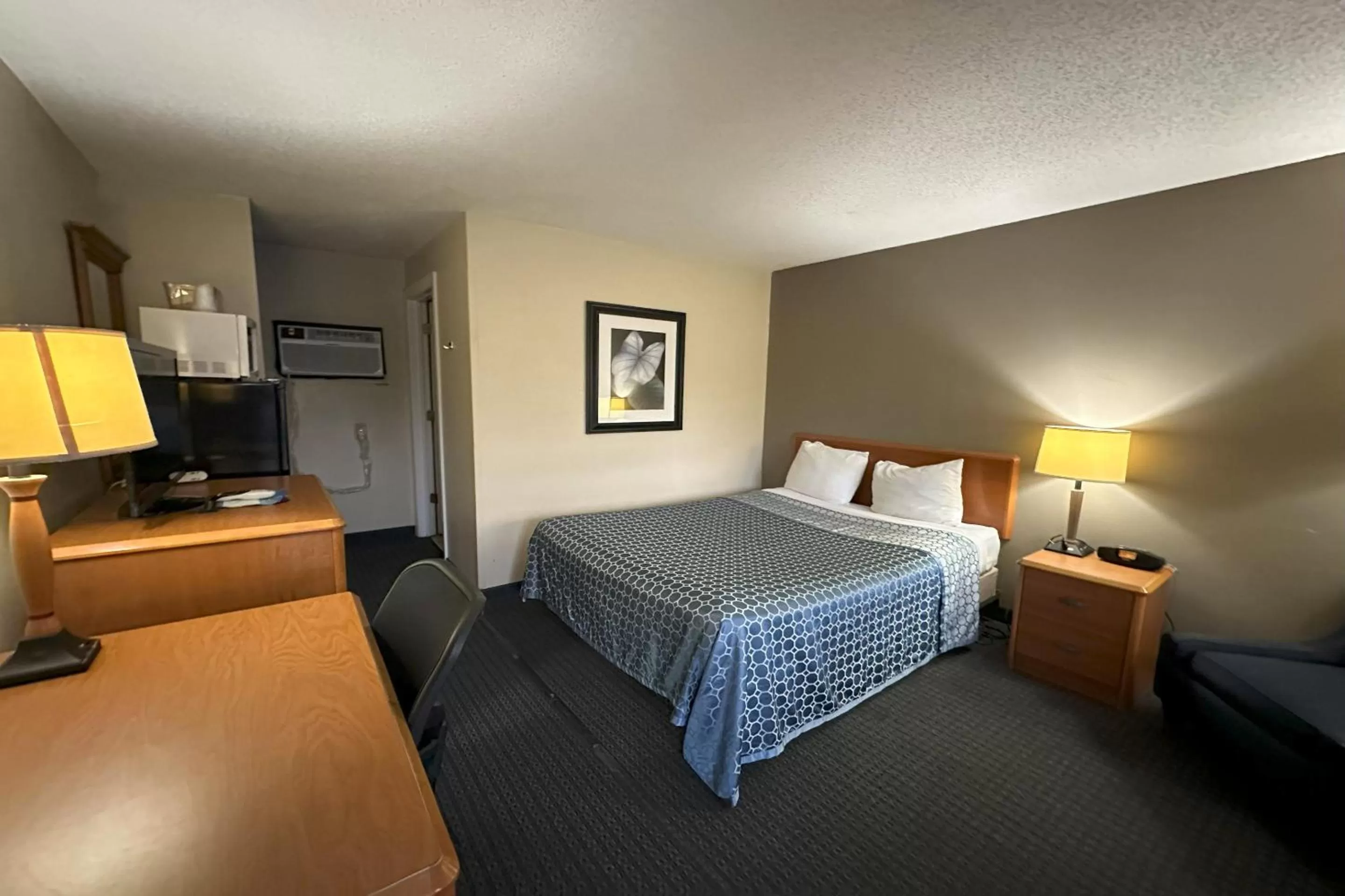 Queen Room in Sportsman's Inn Plymouth 252-793-3095