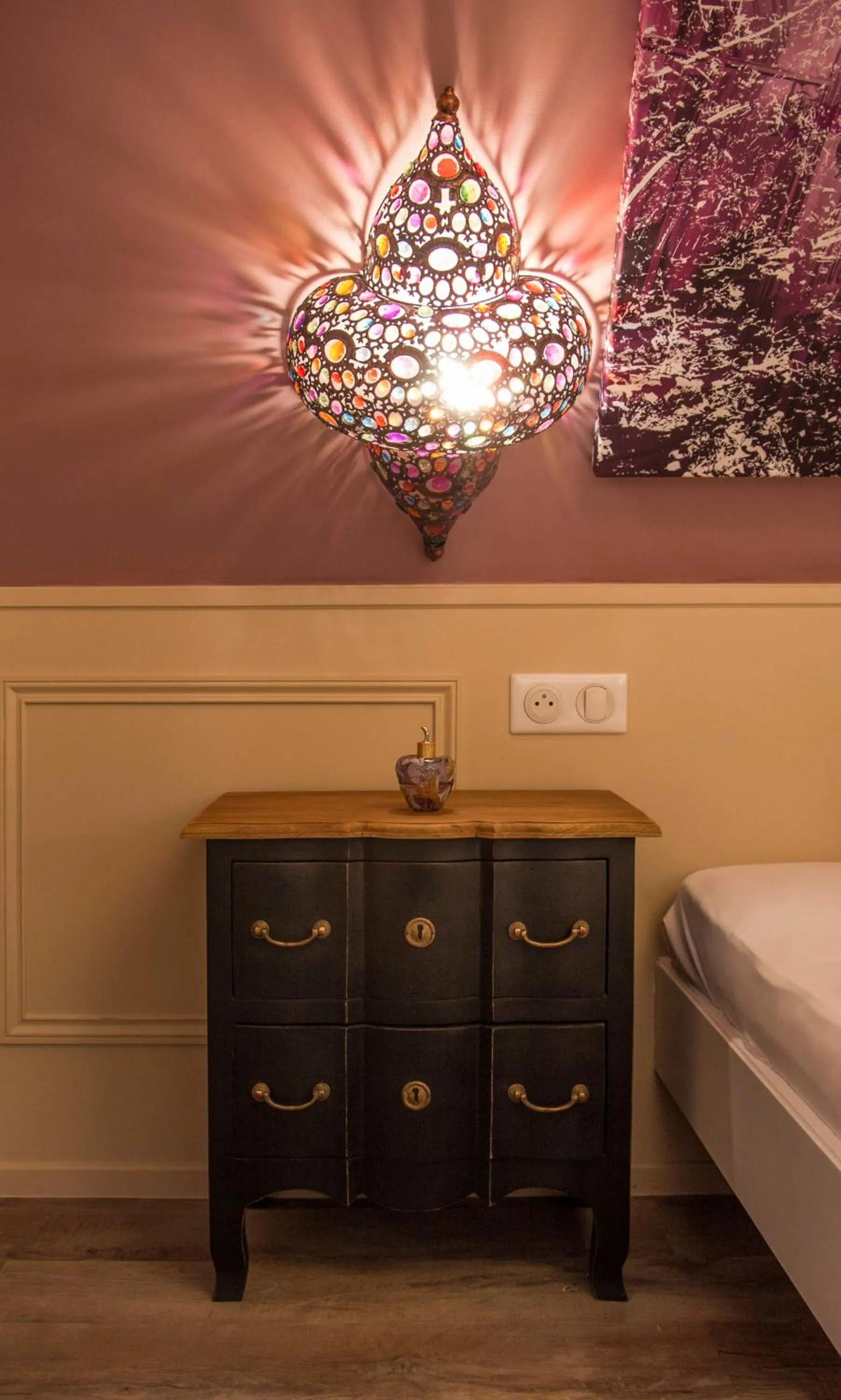 Decorative detail, Bed in Hotel Roses