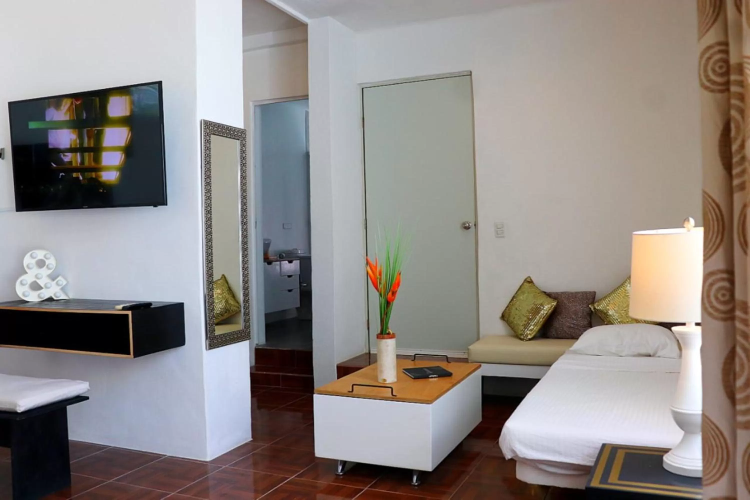 Toilet, Bed in Casa Gem B&B